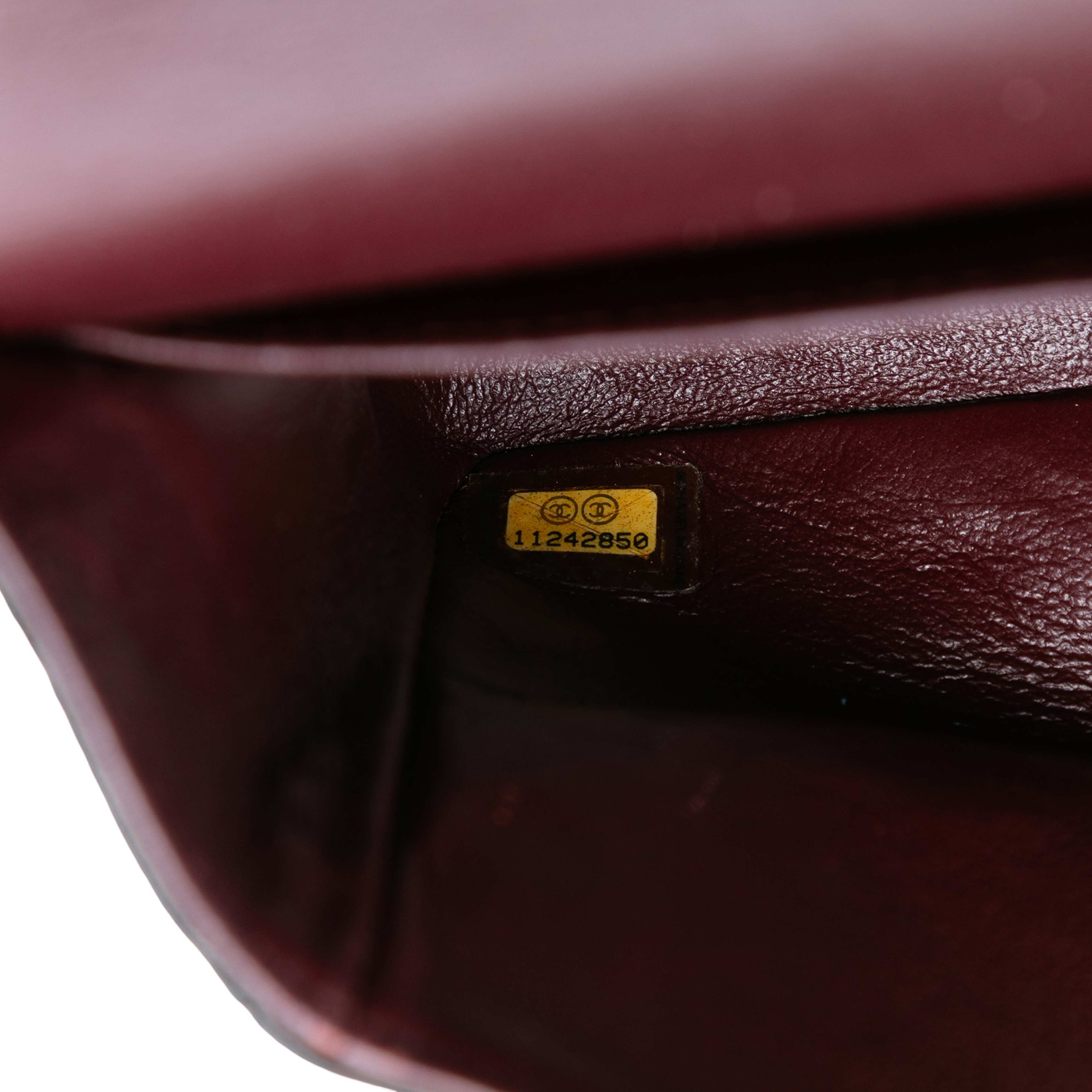 Chanel Medium Classic Lambskin Double Flap, från Luxclusif, i färgen black. Klicka för att öppna bilden i stort format