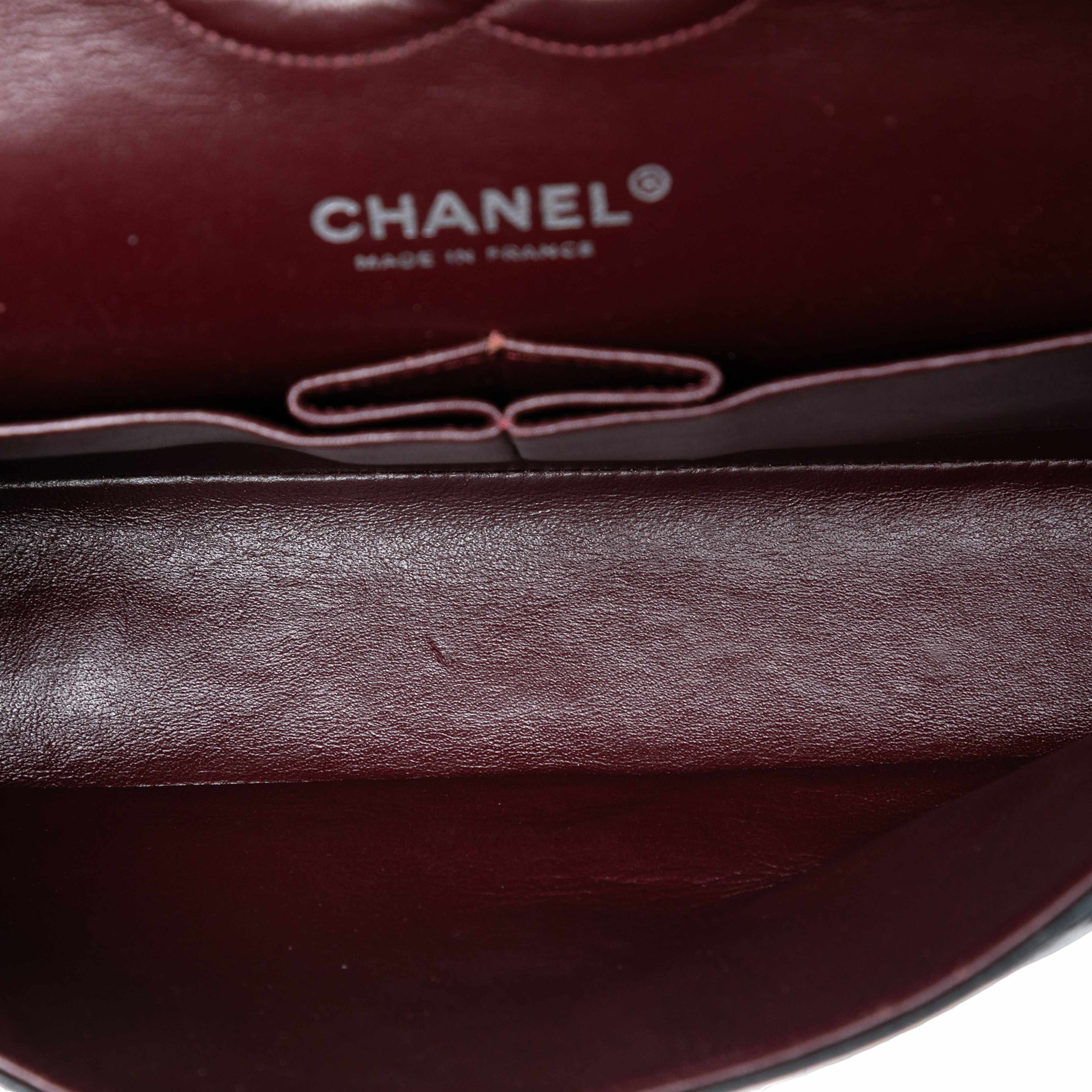 Chanel Medium Classic Lambskin Double Flap, från Luxclusif, i färgen black. Klicka för att öppna bilden i stort format