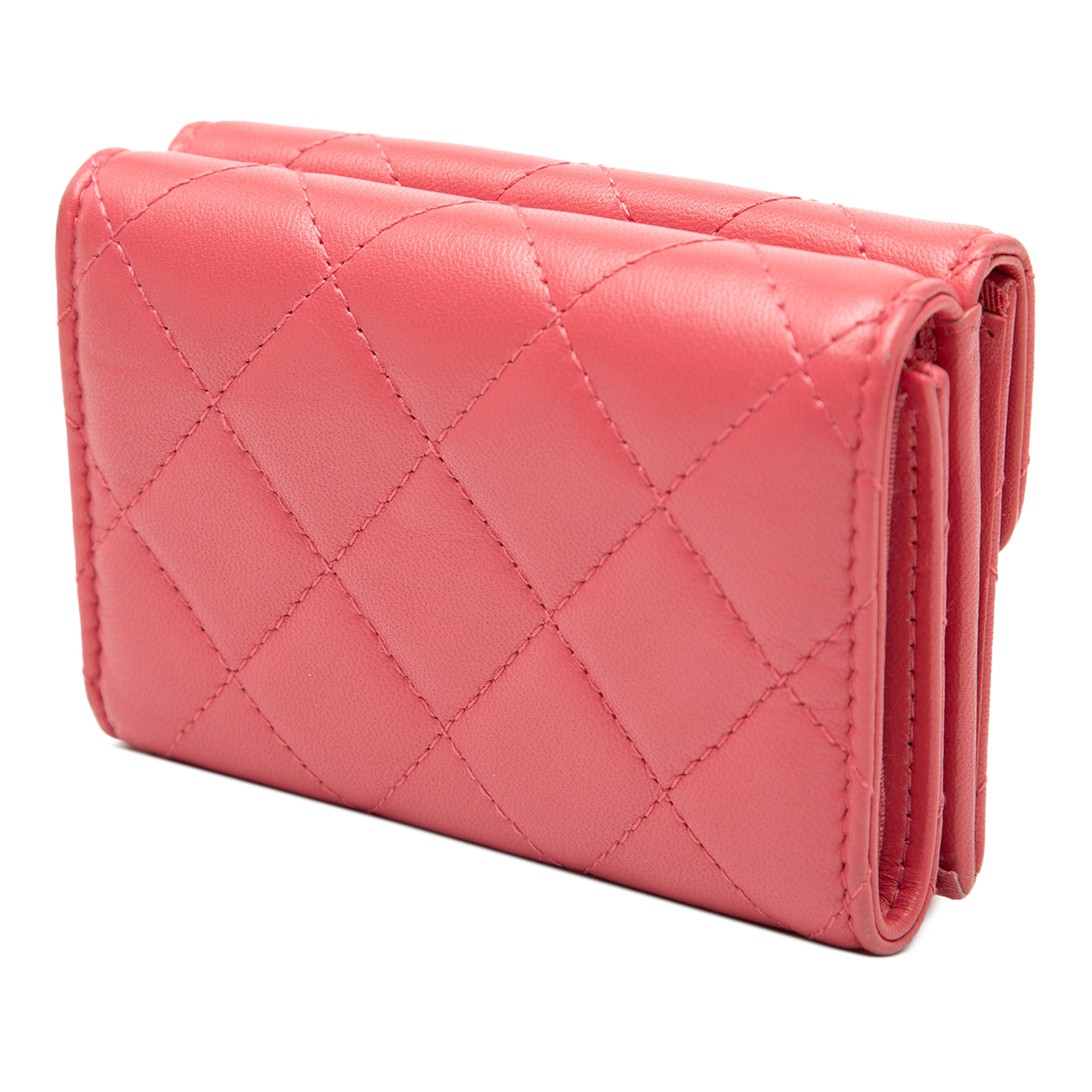 Chanel Cc Quilted Lambskin Compact Flap Wallet, från Luxclusif, i färgen blush. Klicka för att öppna bilden i stort format