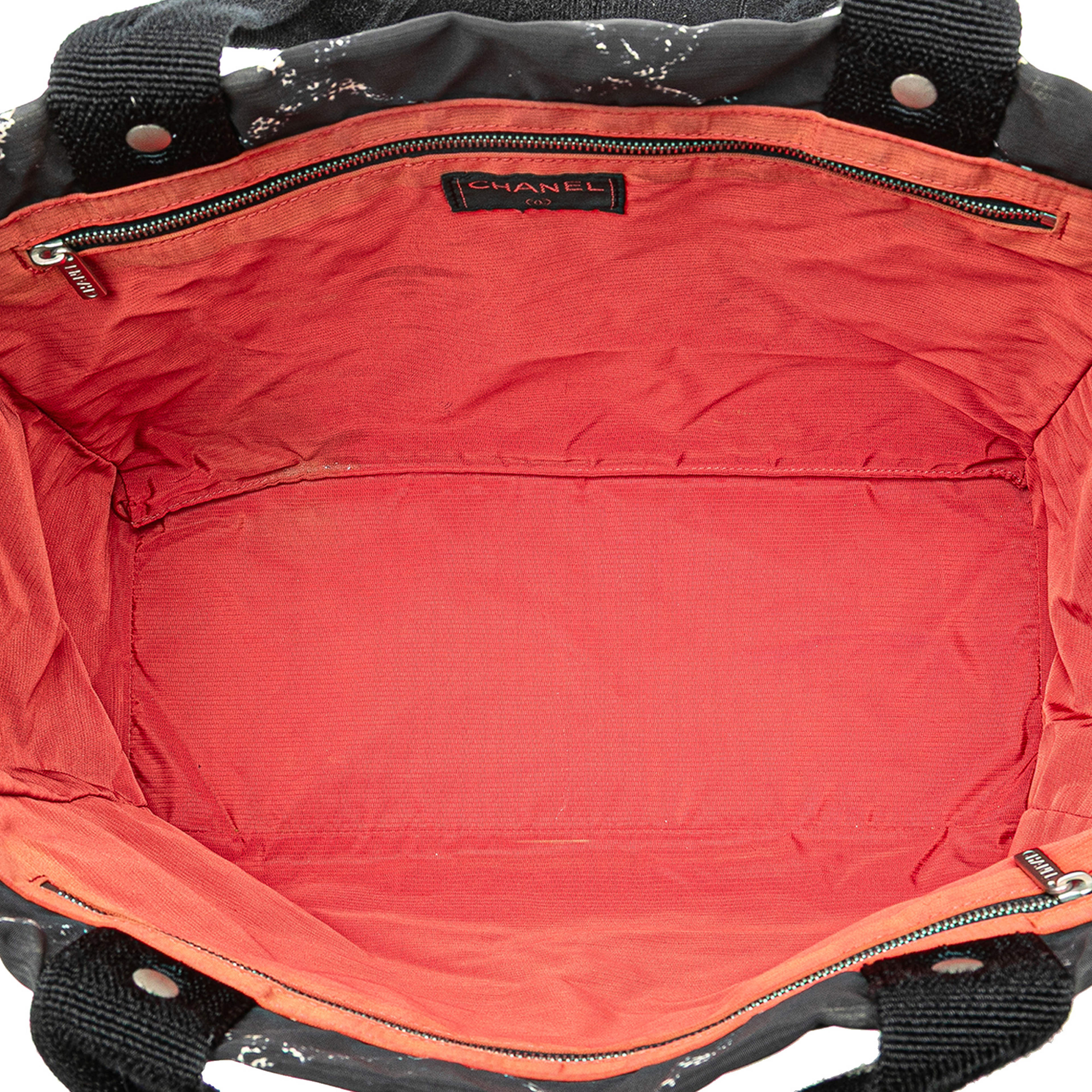 Chanel Old Travel Line Nylon Tote, från Luxclusif, i färgen black. Klicka för att öppna bilden i stort format