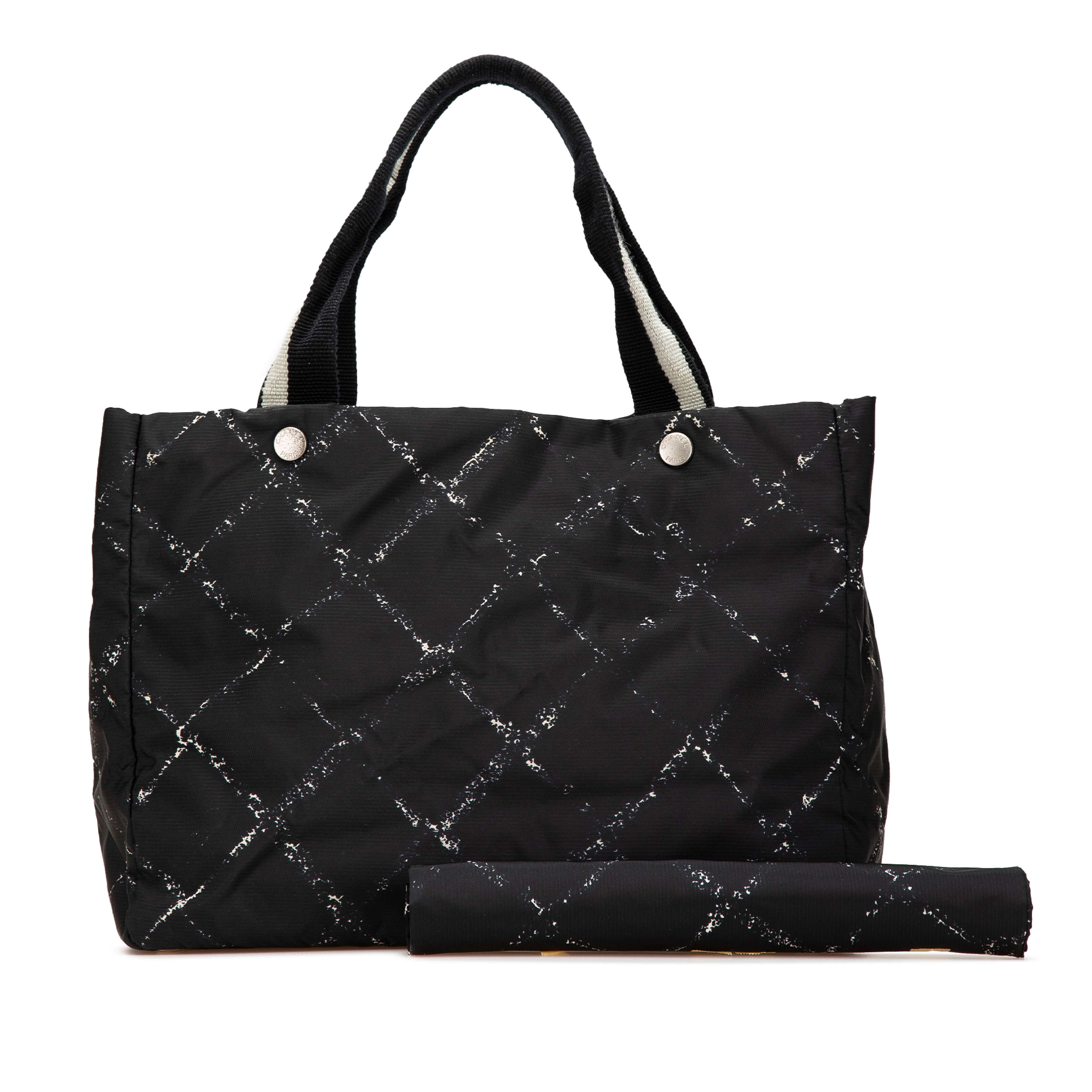 Chanel Old Travel Line Nylon Tote, från Luxclusif, i färgen svart. Klicka för att öppna bilden i stort format