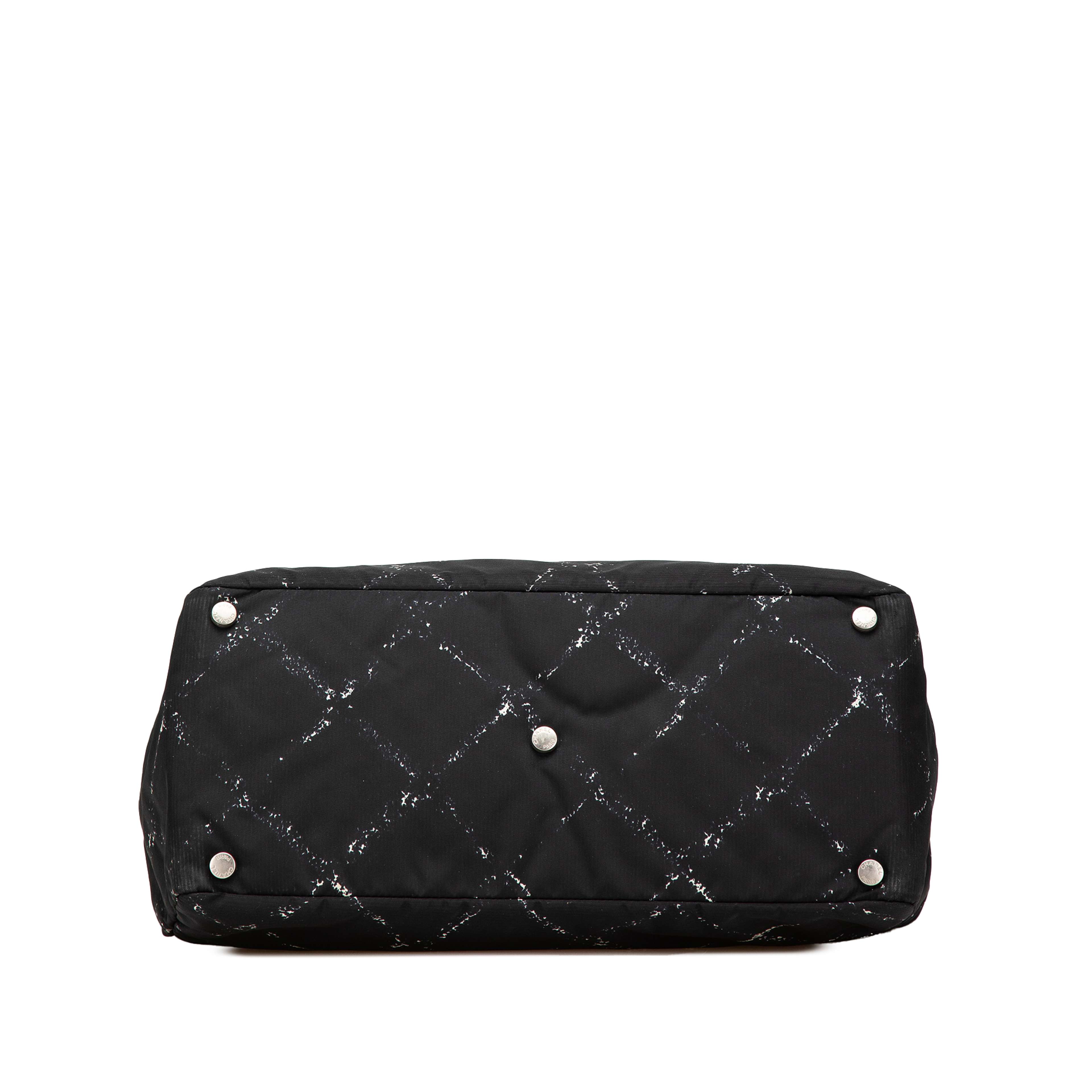 Chanel Old Travel Line Nylon Tote, från Luxclusif, i färgen black. Klicka för att öppna bilden i stort format