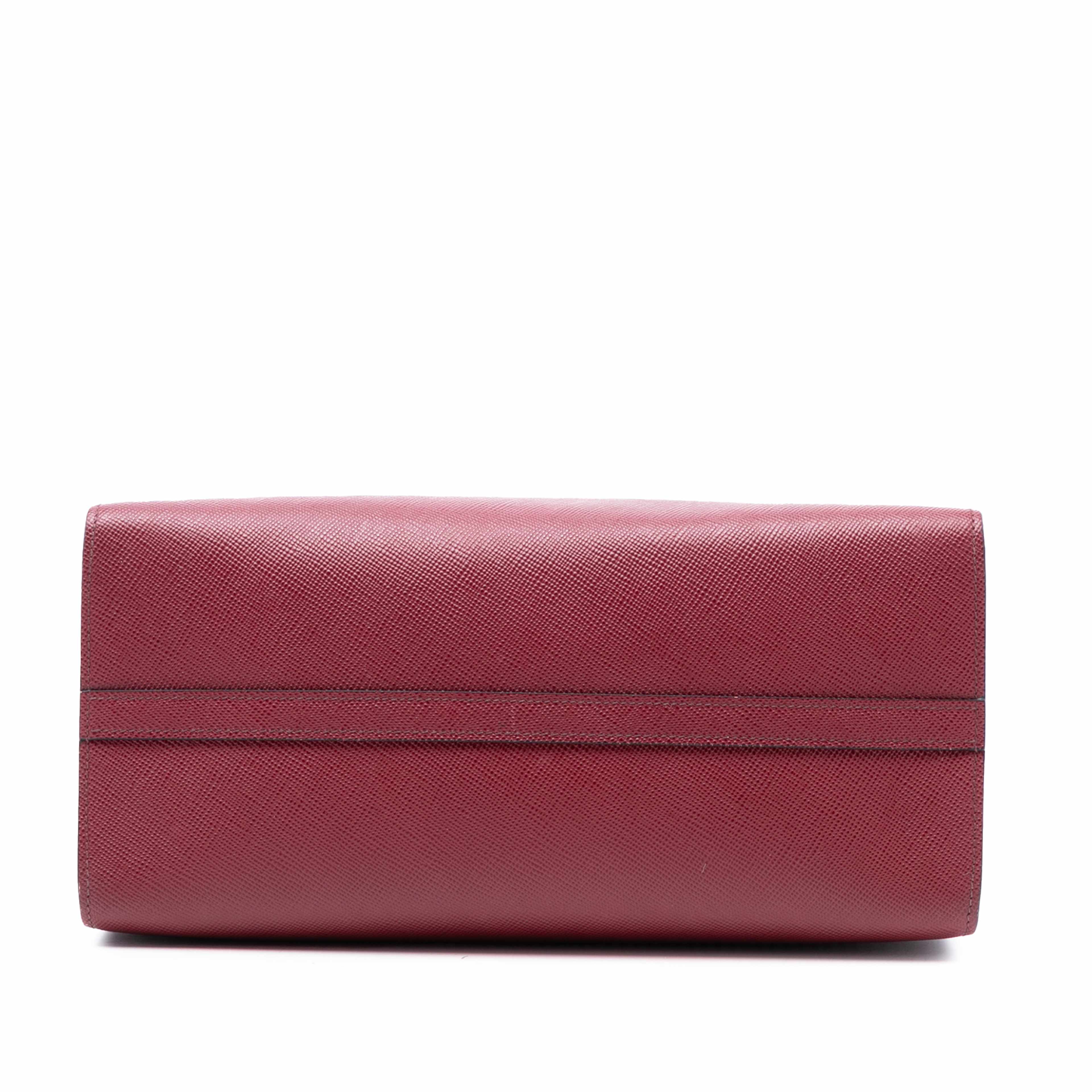 Prada Medium Saffiano Cuir Monochrome Top Handle Tote, från Luxclusif, i färgen burgundy. Klicka för att öppna bilden i stort format