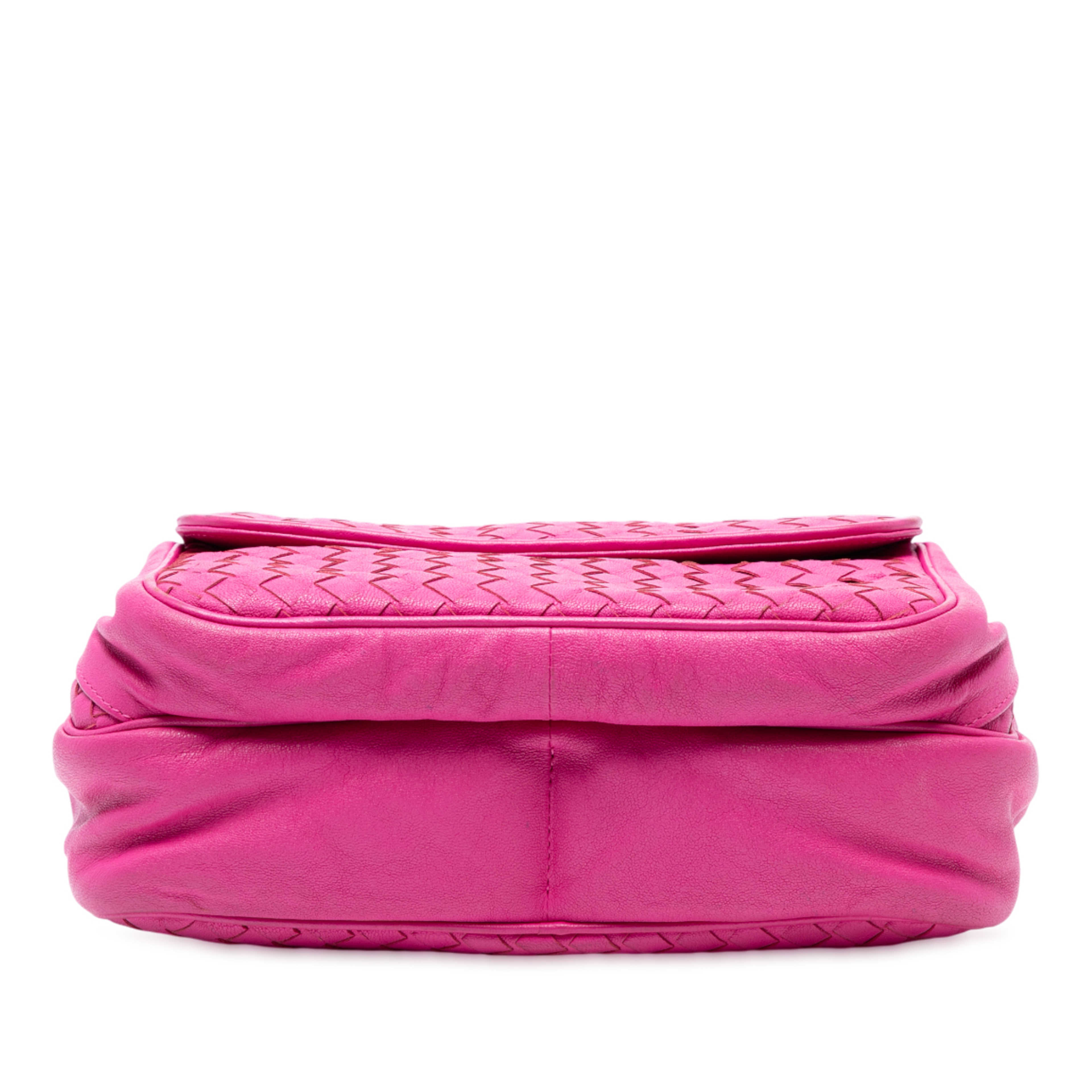 Bottega Veneta Nappa Intrecciato Front Pocket Messenger Bag, från Luxclusif, i färgen rosa. Klicka för att öppna bilden i stort format