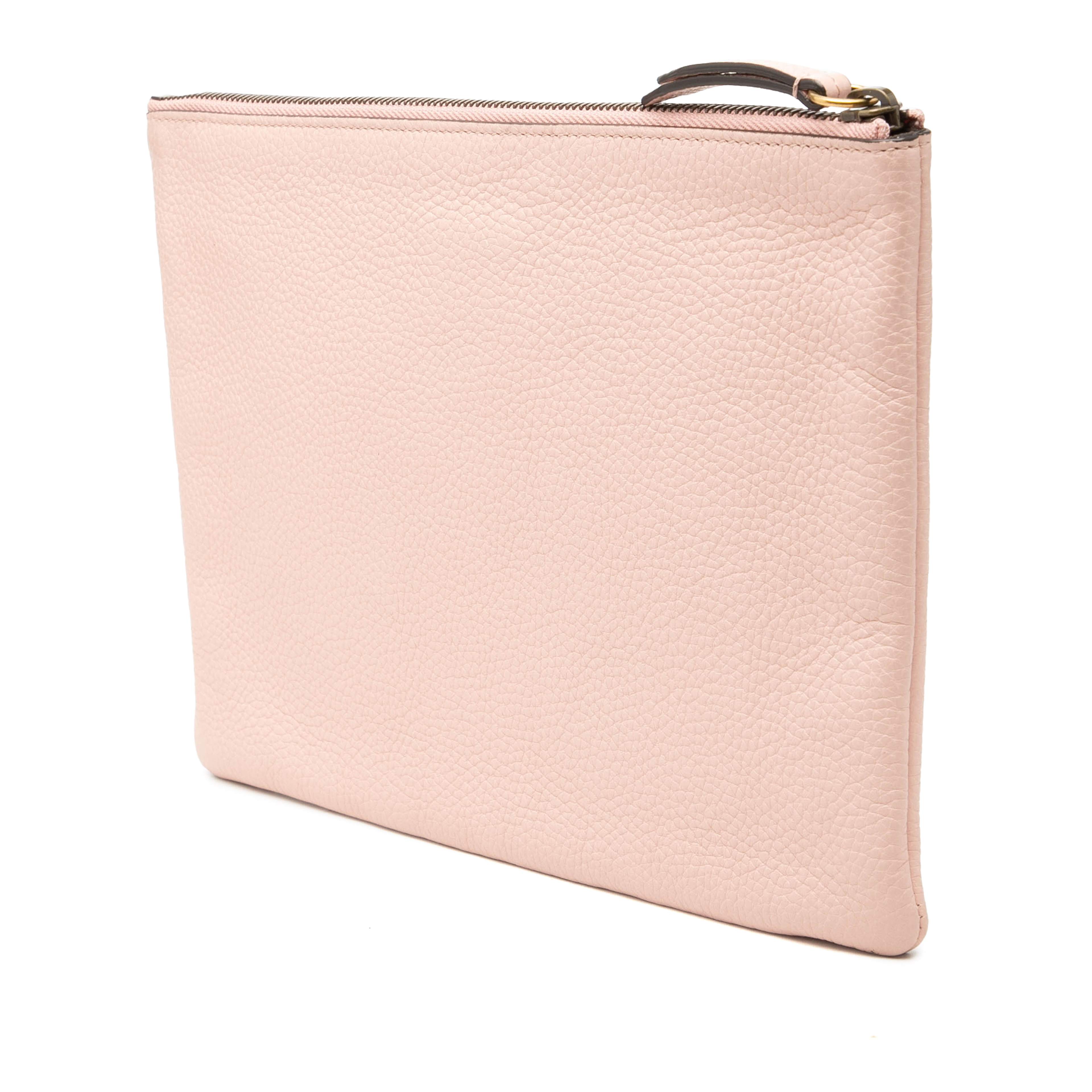 Gucci Calfskin Blind For Love Clutch, från Luxclusif, i färgen pink. Klicka för att öppna bilden i stort format