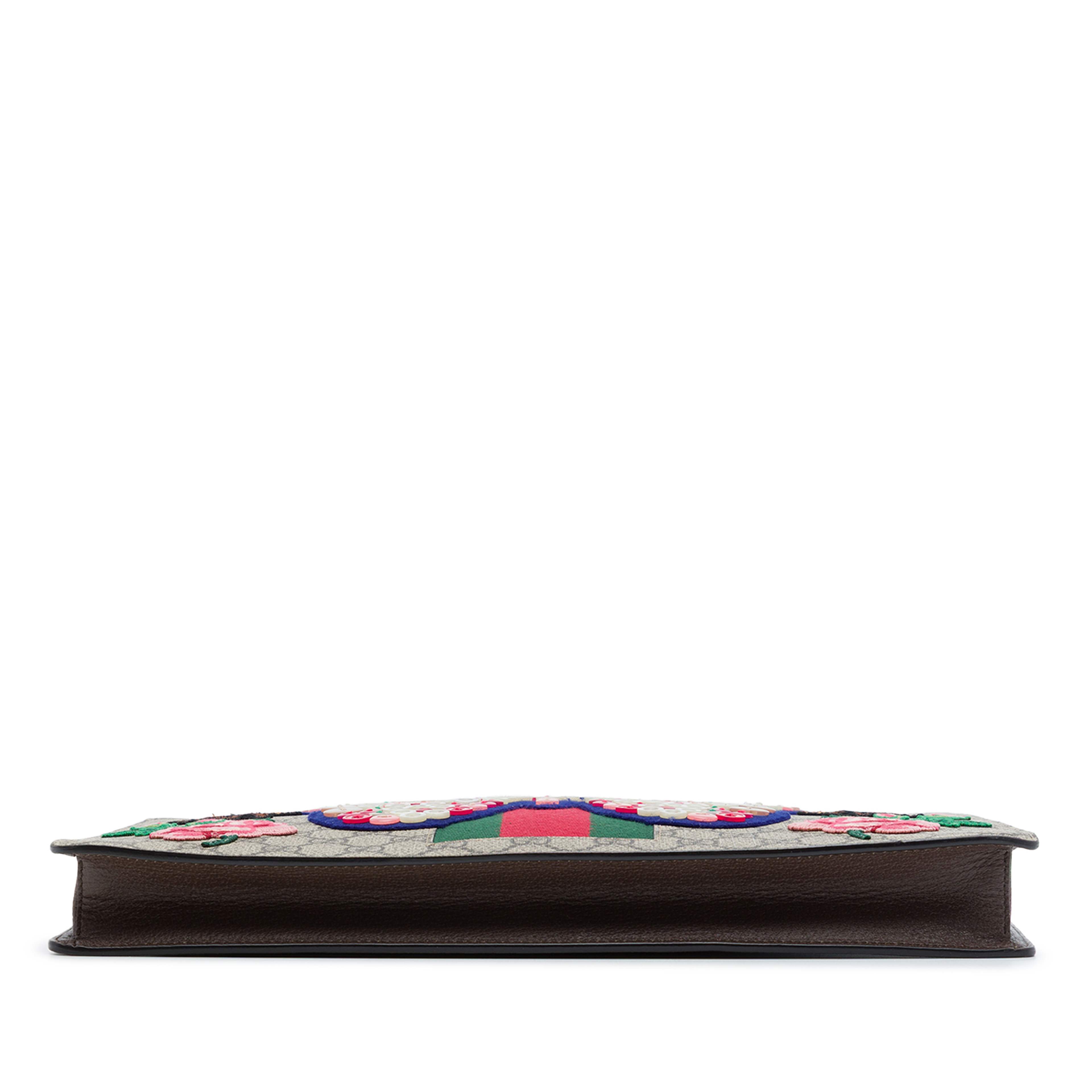 Gucci Gg Supreme Web Butterfly Clutch, från Luxclusif, i färgen beige. Klicka för att öppna bilden i stort format