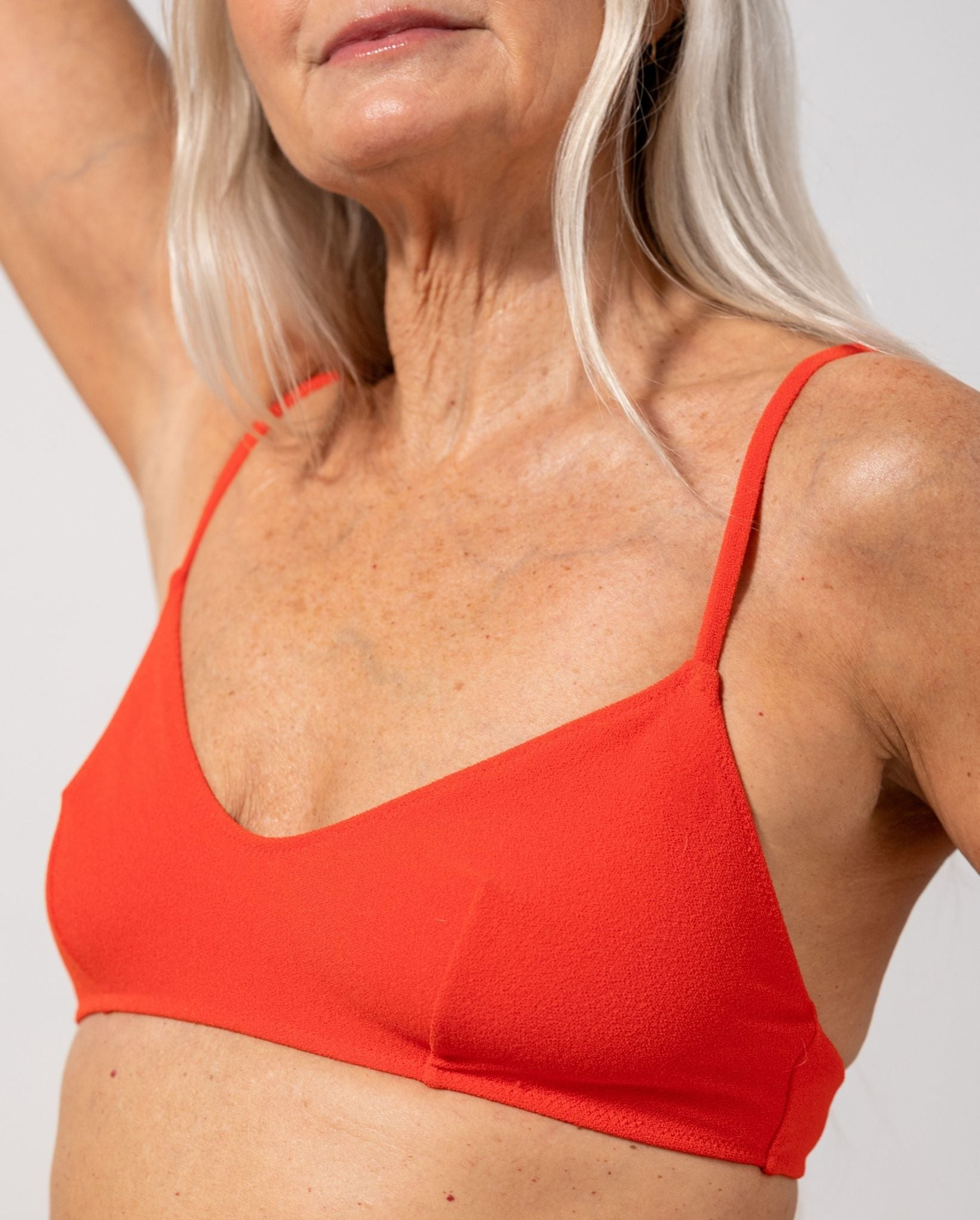 Strappy Scoop Bikini Top, från Understatement, i färgen papaya. Klicka för att öppna bilden i stort format