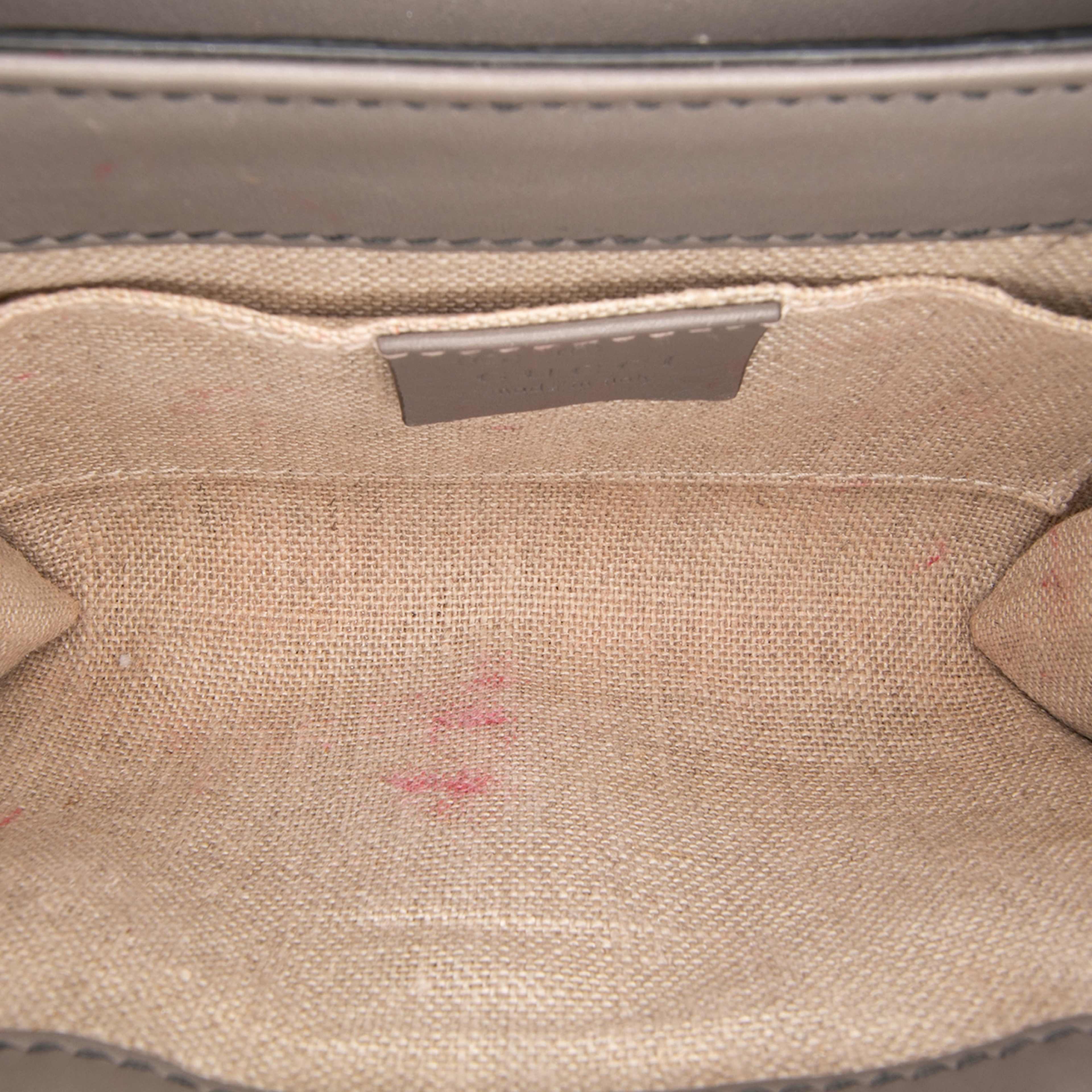 Gucci Mini Microguccissima Emily Crossbody, från Luxclusif, i färgen dark gray. Klicka för att öppna bilden i stort format