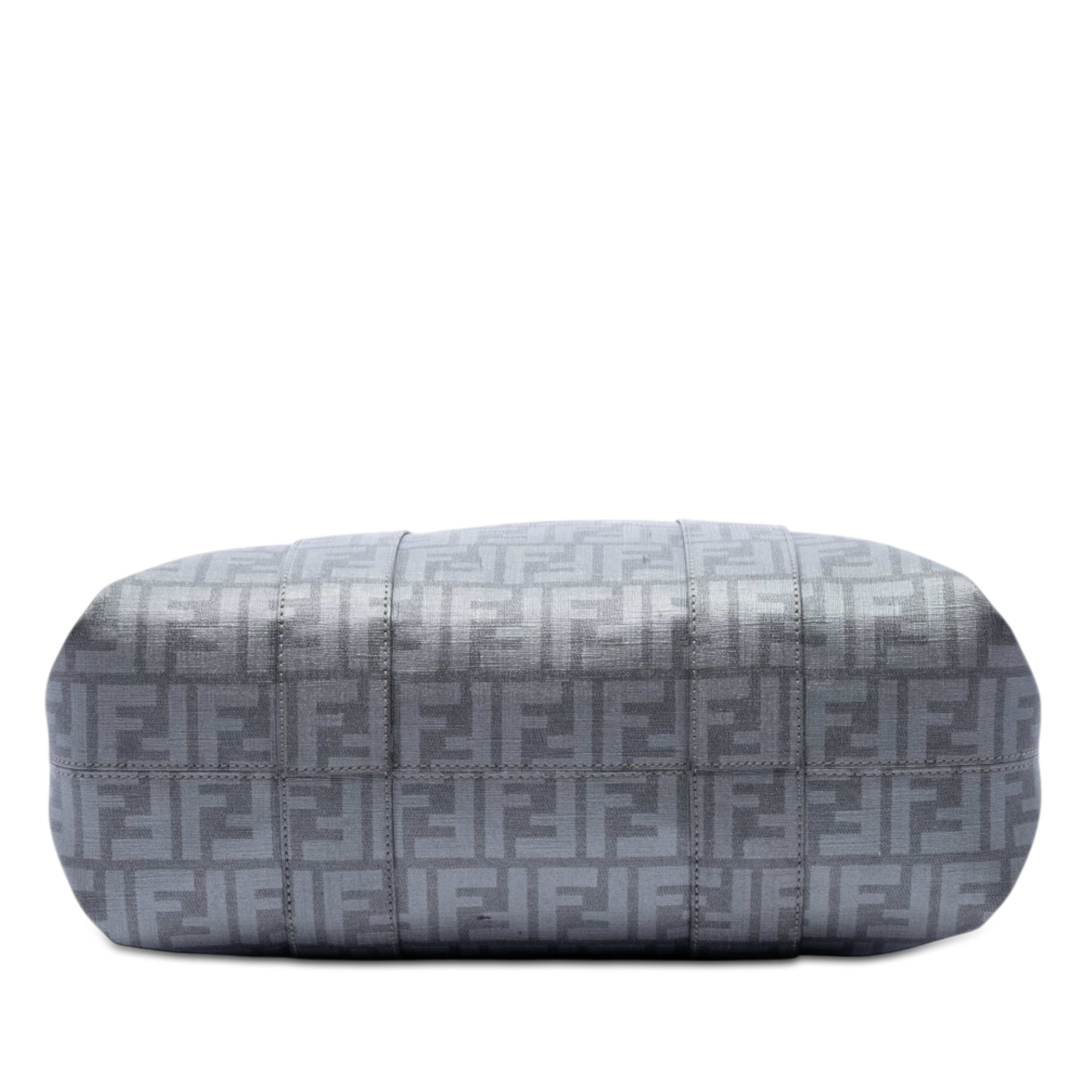Fendi Zucca Spalmati Tote, från Luxclusif, i färgen grå. Klicka för att öppna bilden i stort format