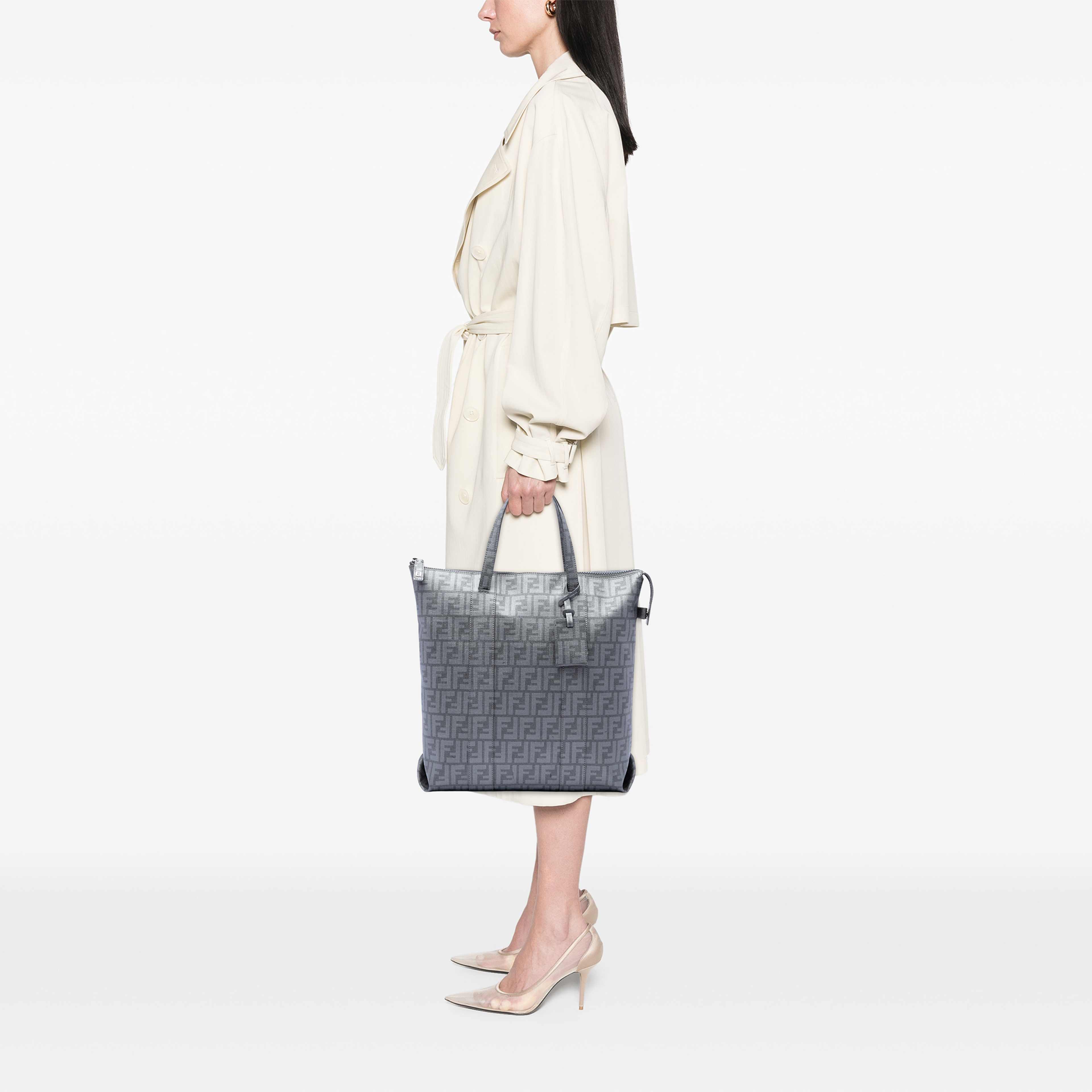 Fendi Zucca Spalmati Tote, från Luxclusif, i färgen grå. Klicka för att öppna bilden i stort format