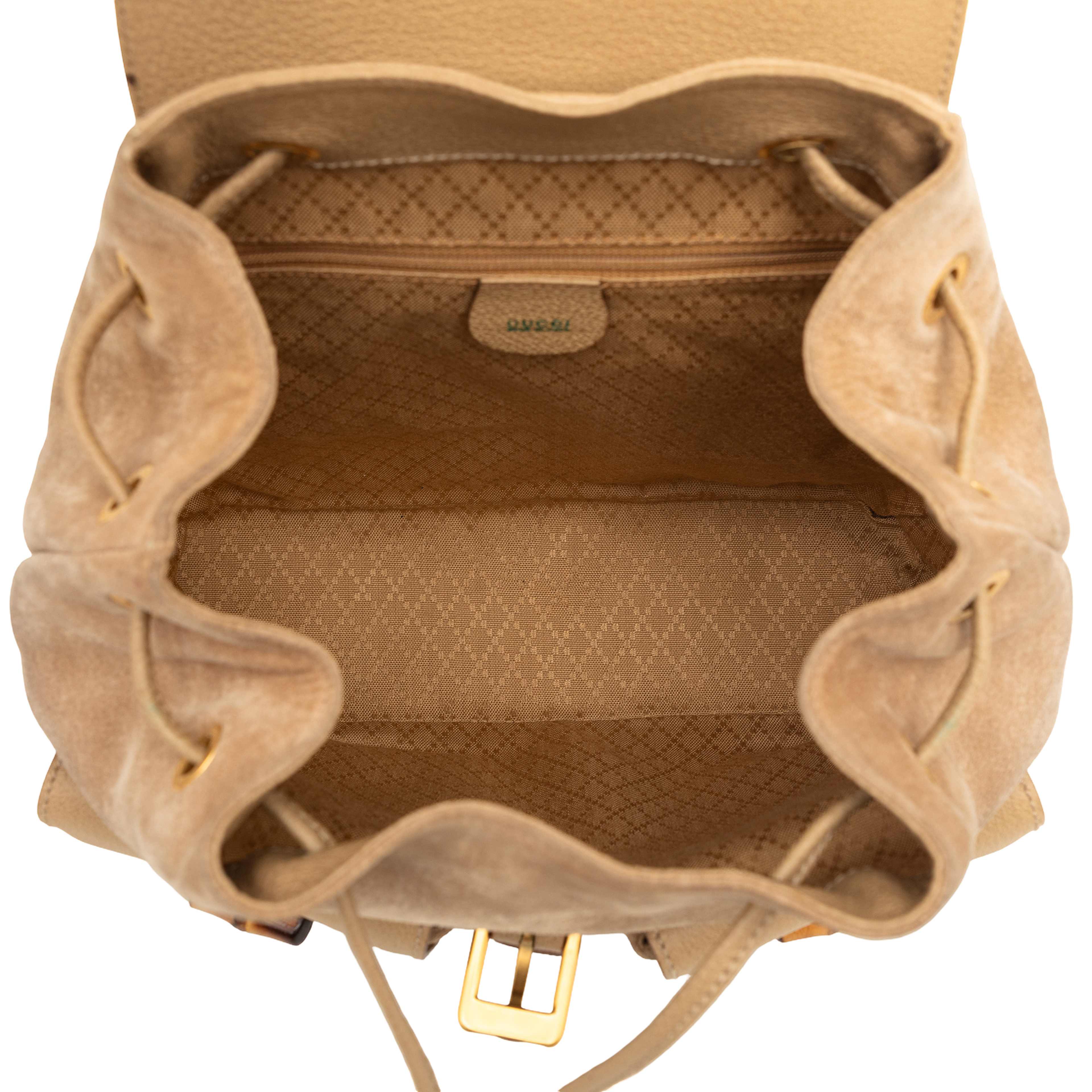 Gucci Suede Bamboo Drawstring Backpack, från Luxclusif, i färgen light brown. Klicka för att öppna bilden i stort format