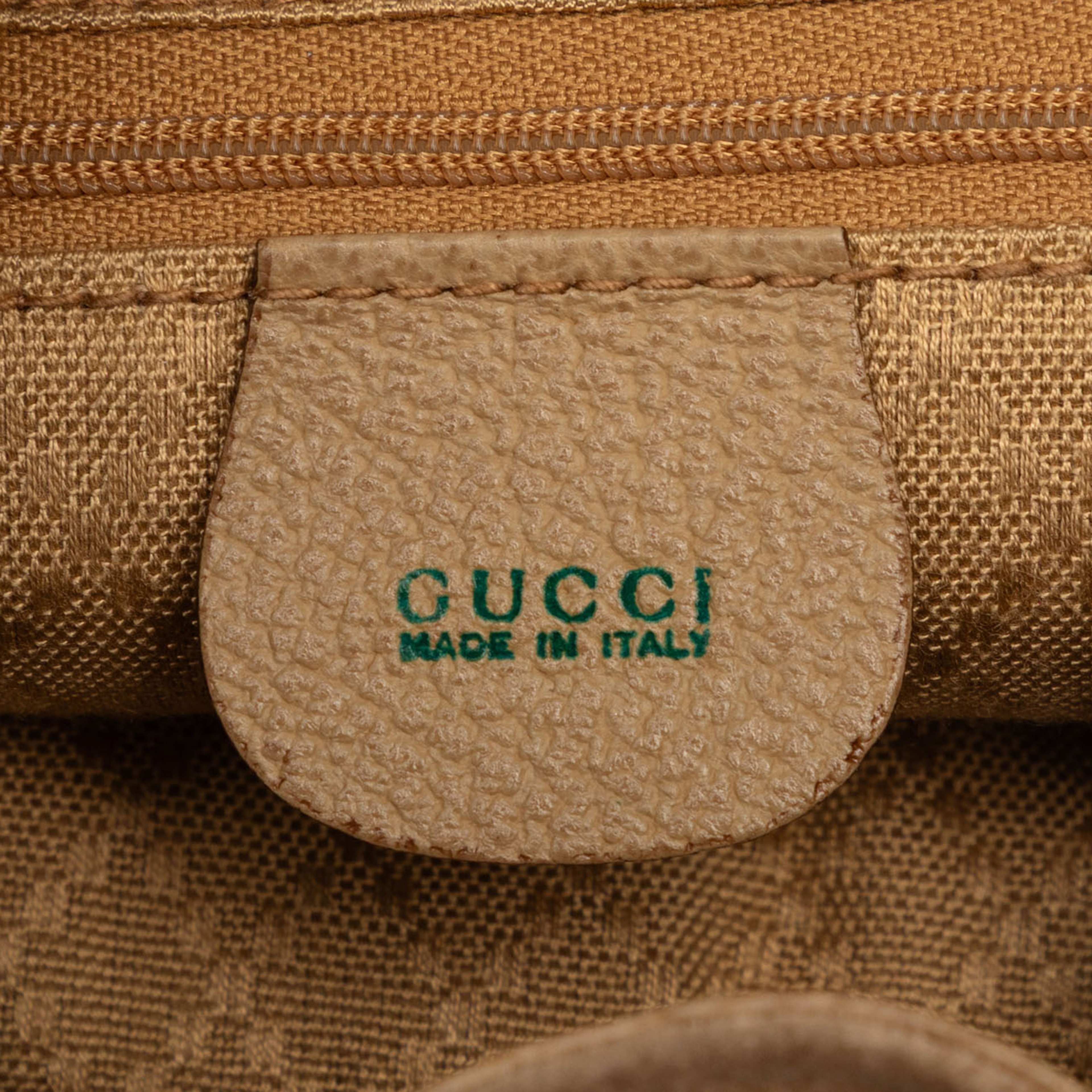 Gucci Suede Bamboo Drawstring Backpack, från Luxclusif, i färgen light brown. Klicka för att öppna bilden i stort format
