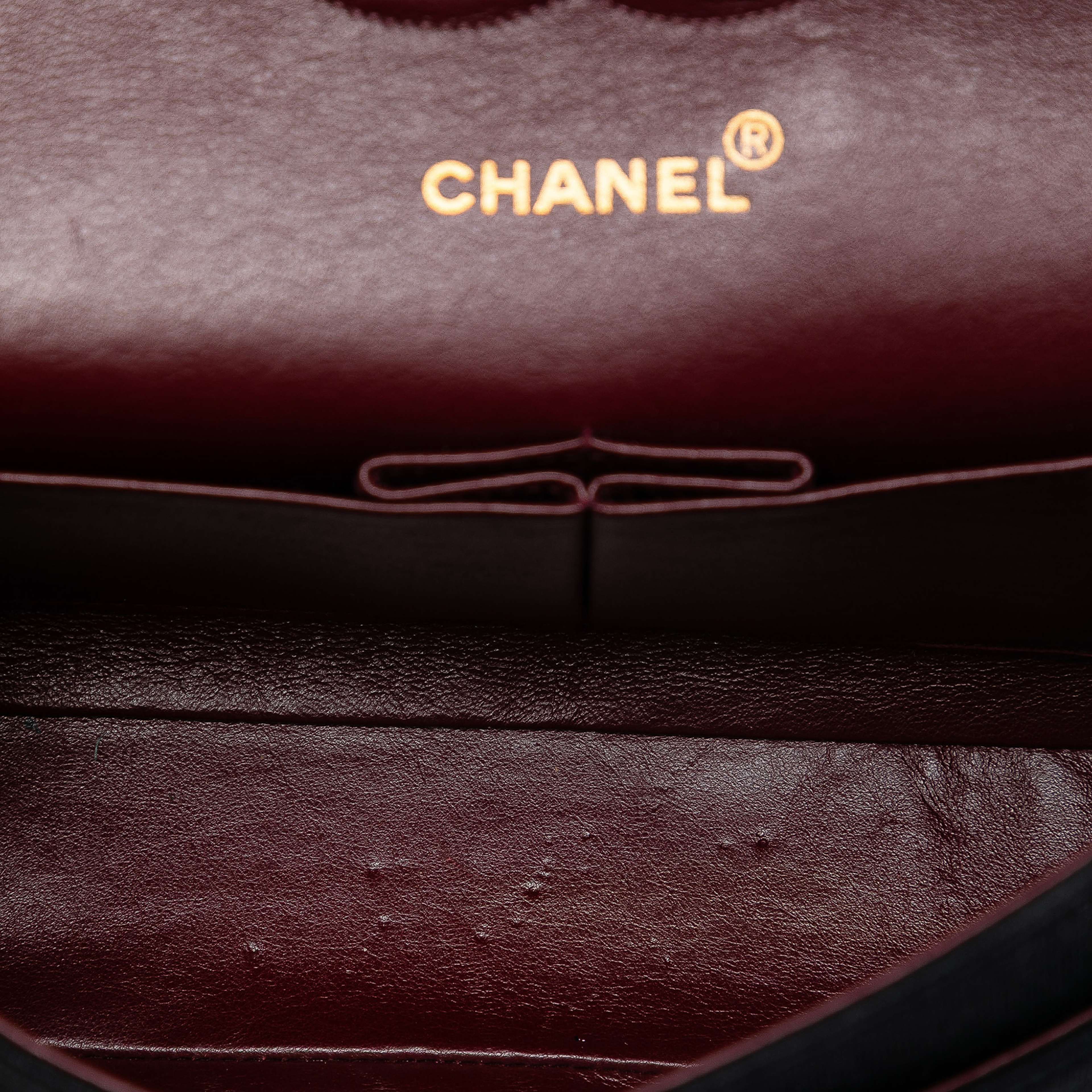 Chanel Medium Classic Jersey Bijoux Chain Double Flap, från Luxclusif, i färgen black. Klicka för att öppna bilden i stort format