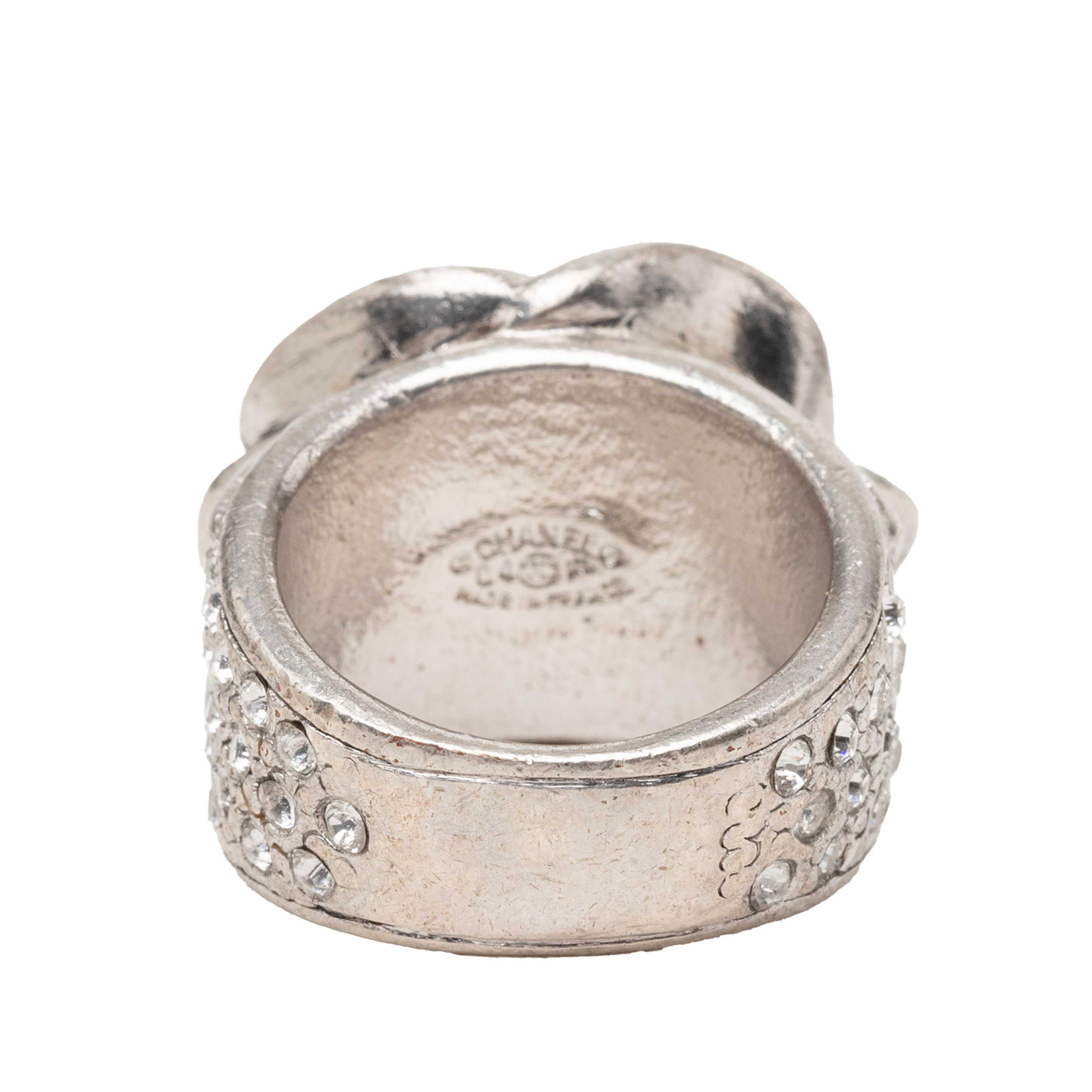 Chanel Cc Brass And Strass Enamel Camellia Ring, från Luxclusif, i färgen black. Klicka för att öppna bilden i stort format