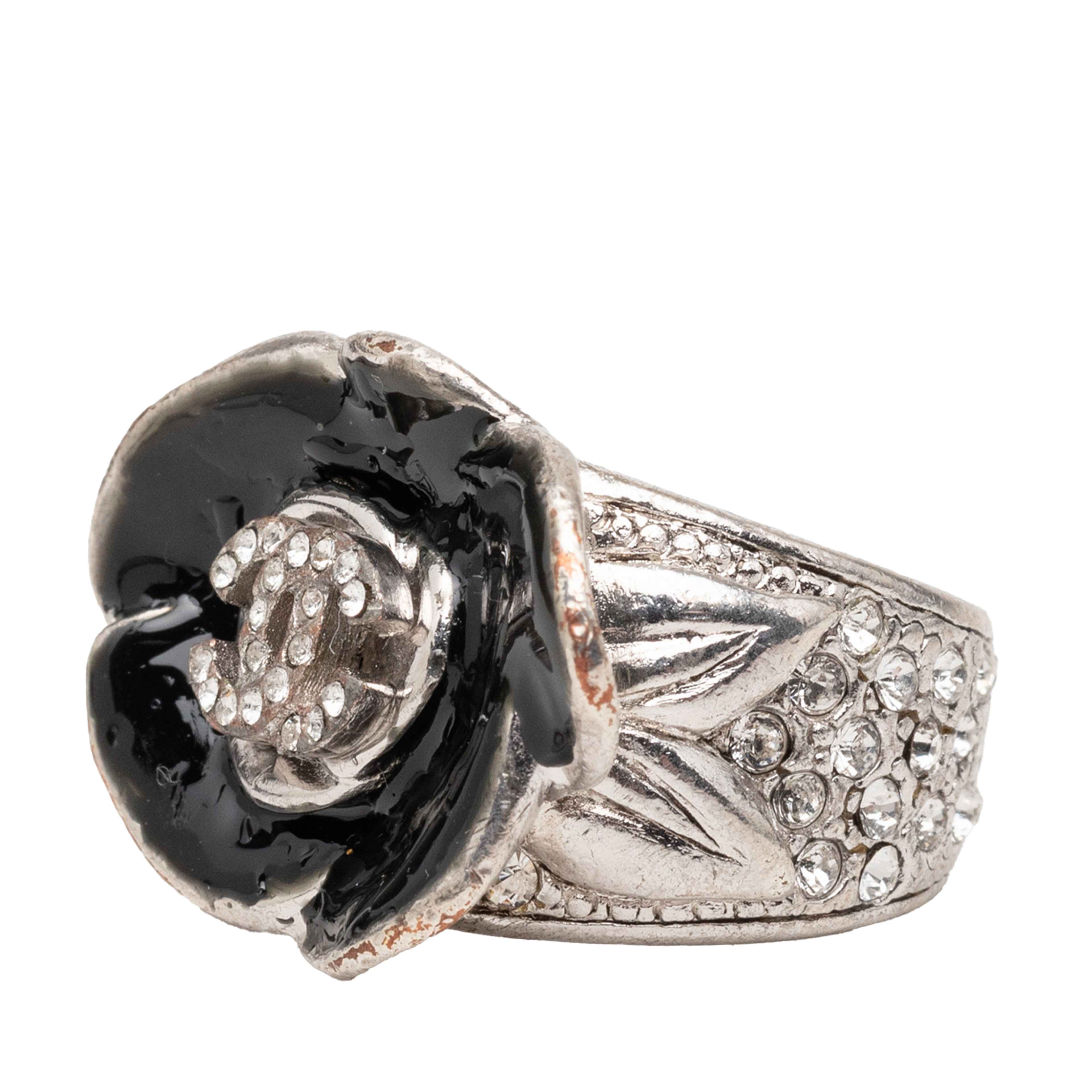 Chanel Cc Brass And Strass Enamel Camellia Ring, från Luxclusif, i färgen black. Klicka för att öppna bilden i stort format