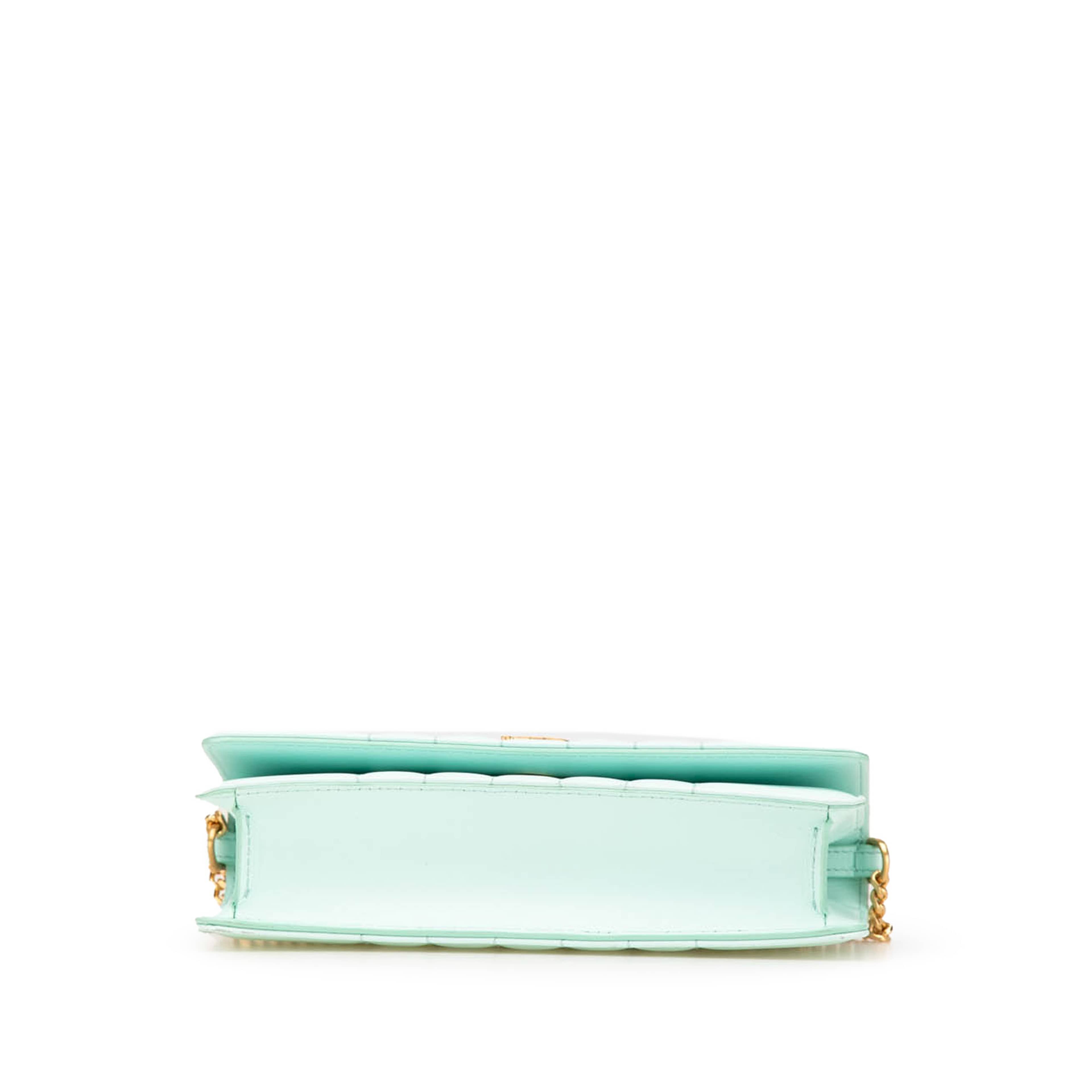 Burberry Quilted Leather Lola Clutch On Chain, från Luxclusif, i färgen light green. Klicka för att öppna bilden i stort format