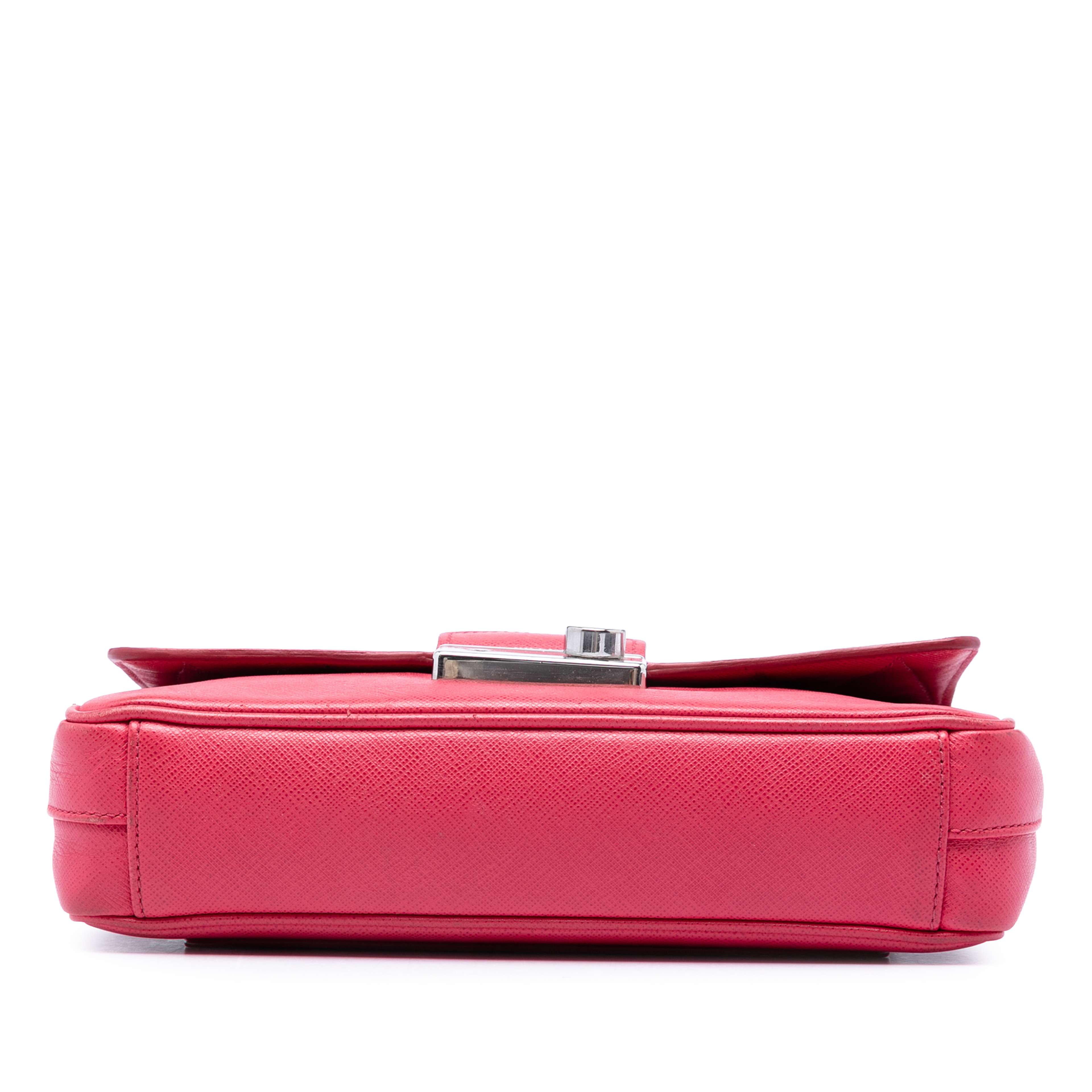 Prada Saffiano Sound Lock Crossbody, från Luxclusif, i färgen rosa. Klicka för att öppna bilden i stort format