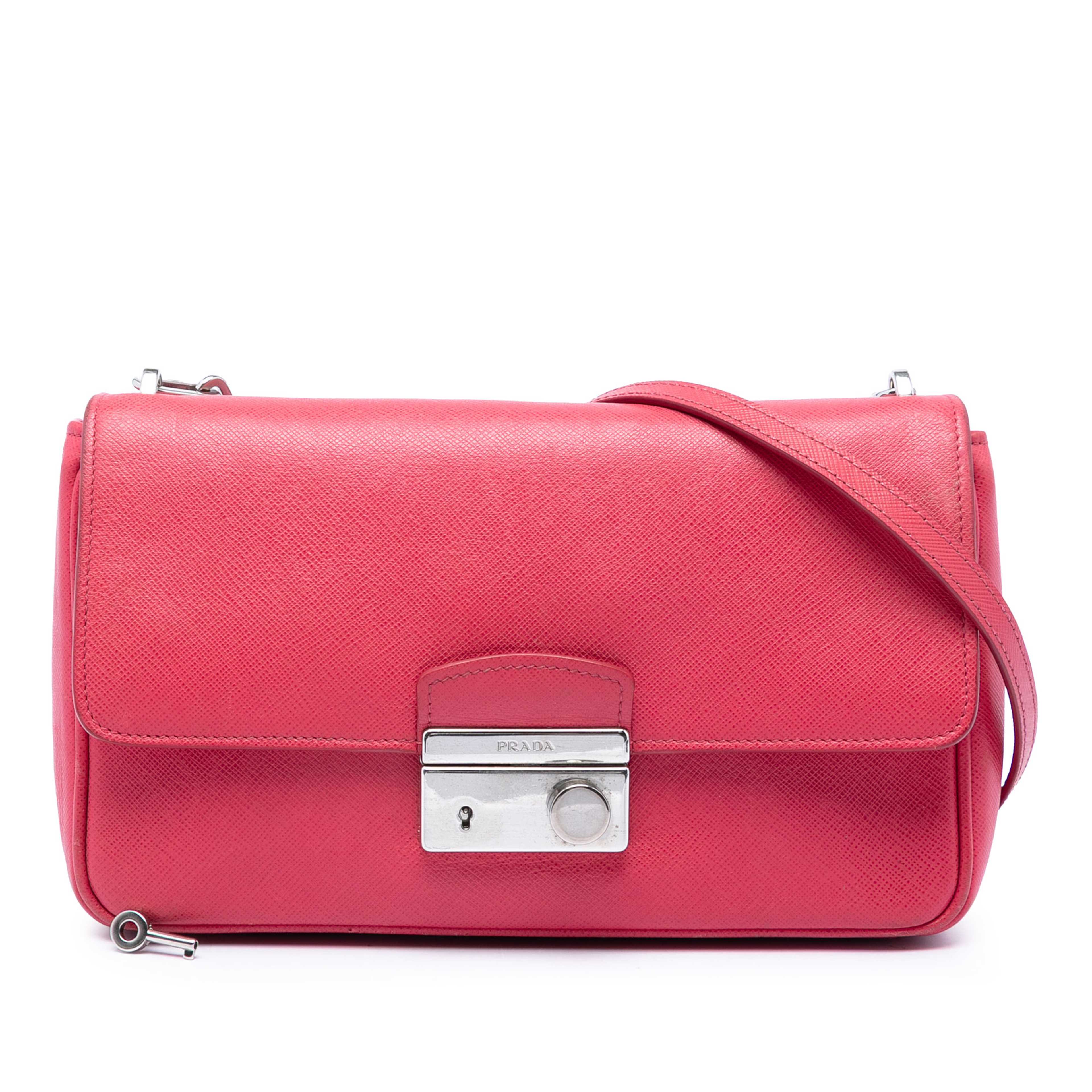 Prada Saffiano Sound Lock Crossbody, från Luxclusif, i färgen rosa. Klicka för att öppna bilden i stort format