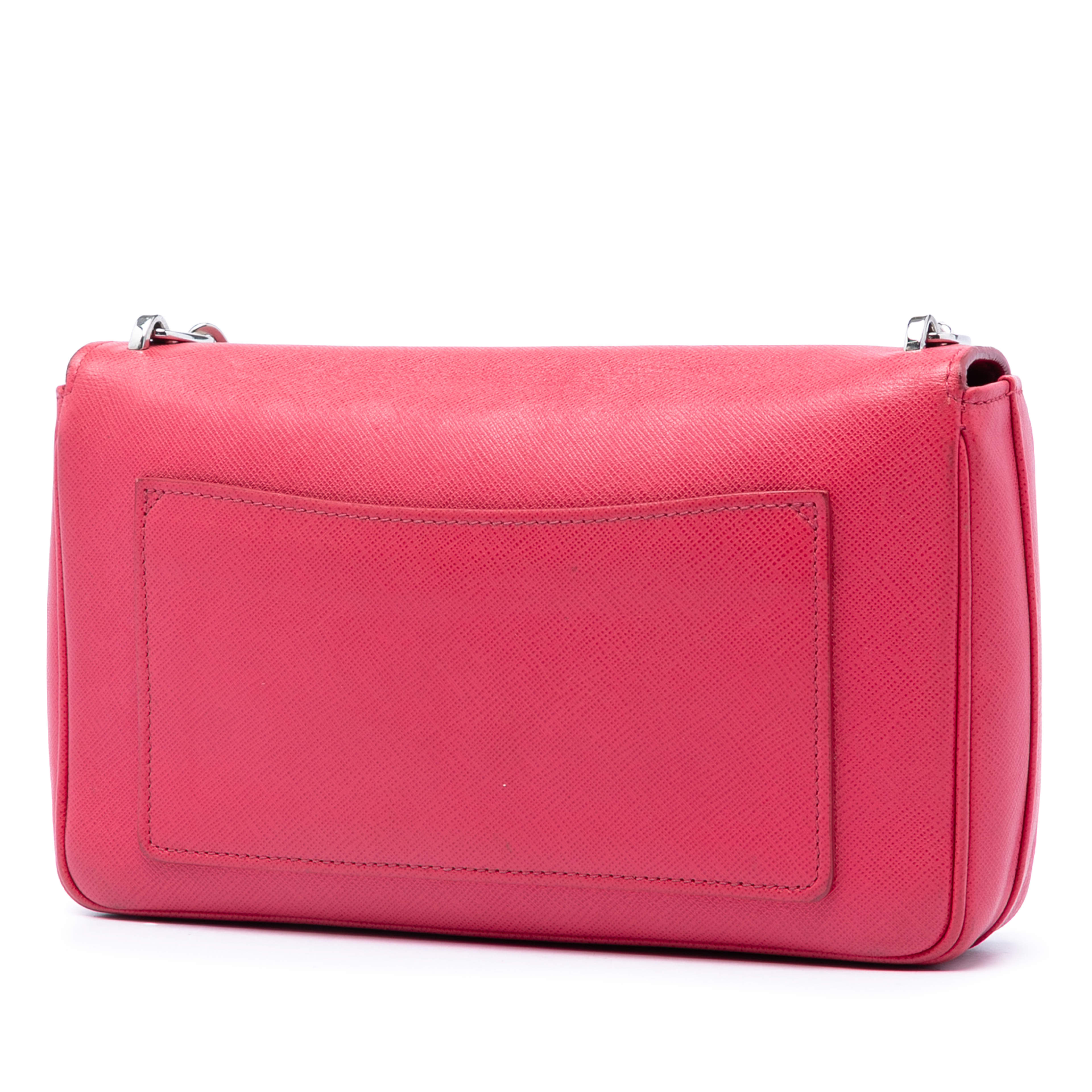 Prada Saffiano Sound Lock Crossbody, från Luxclusif, i färgen blush. Klicka för att öppna bilden i stort format