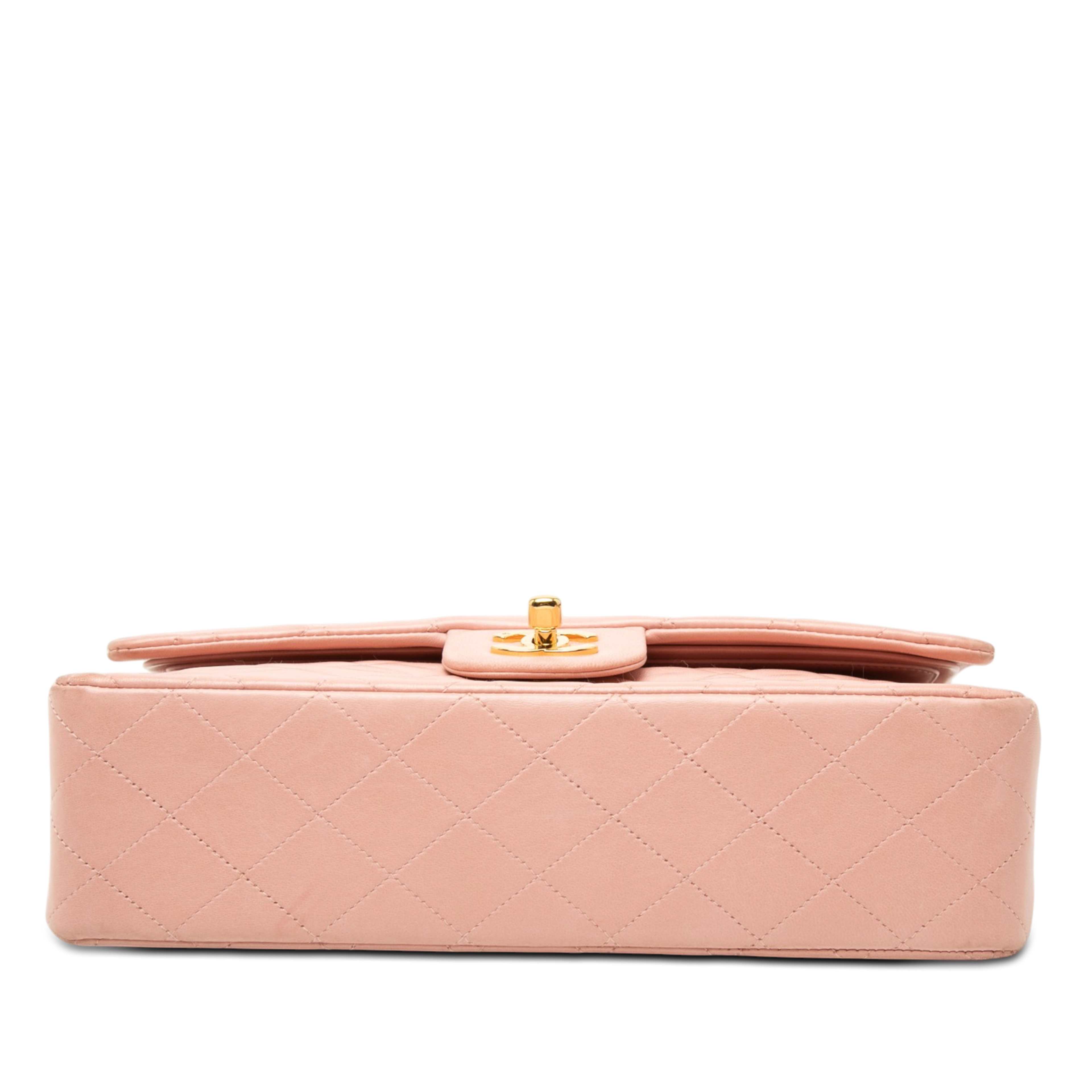 Chanel Medium Classic Lambskin Double Flap, från Luxclusif, i färgen rosa. Klicka för att öppna bilden i stort format
