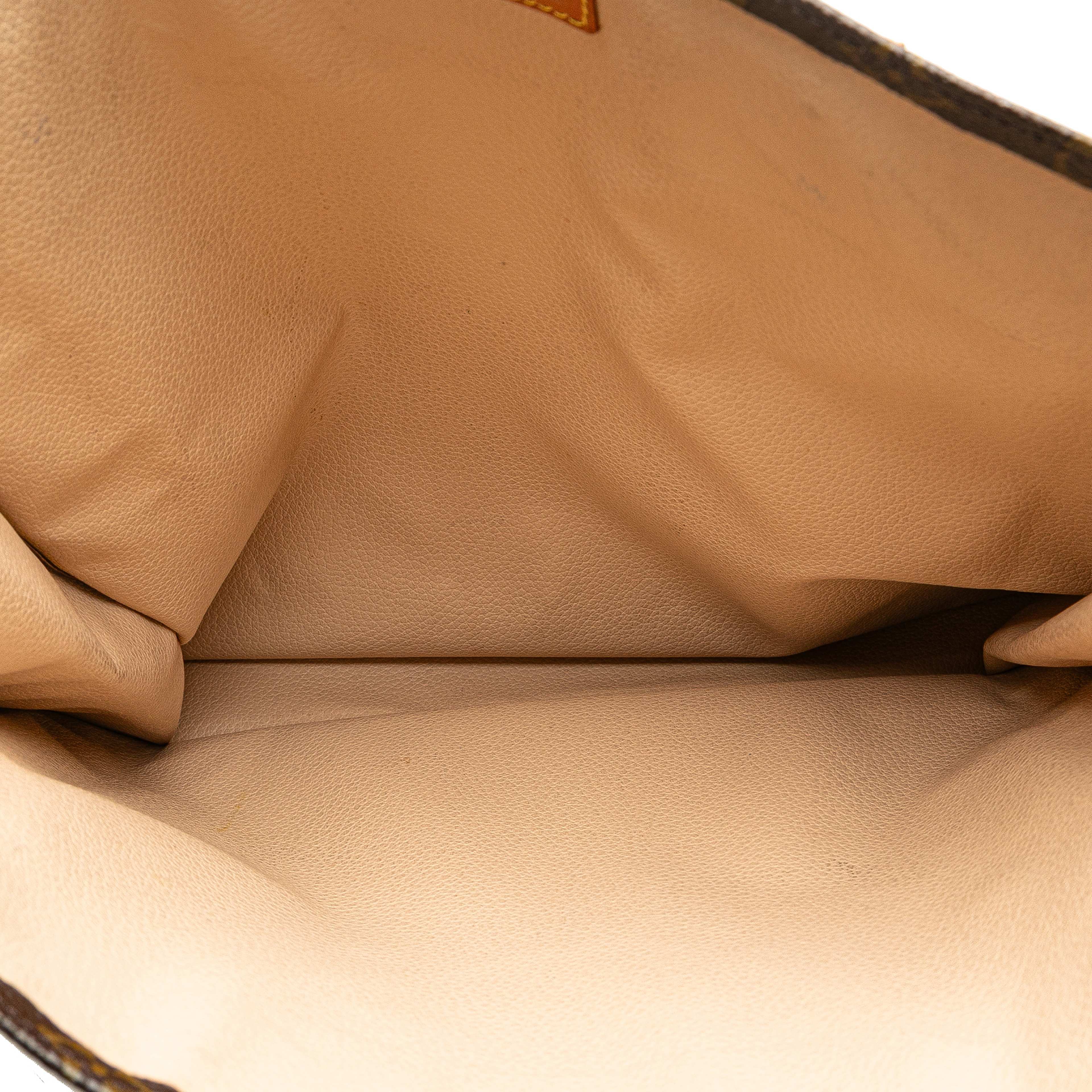 Louis Vuitton Monogram Sac Plat, från Luxclusif, i färgen brun. Klicka för att öppna bilden i stort format