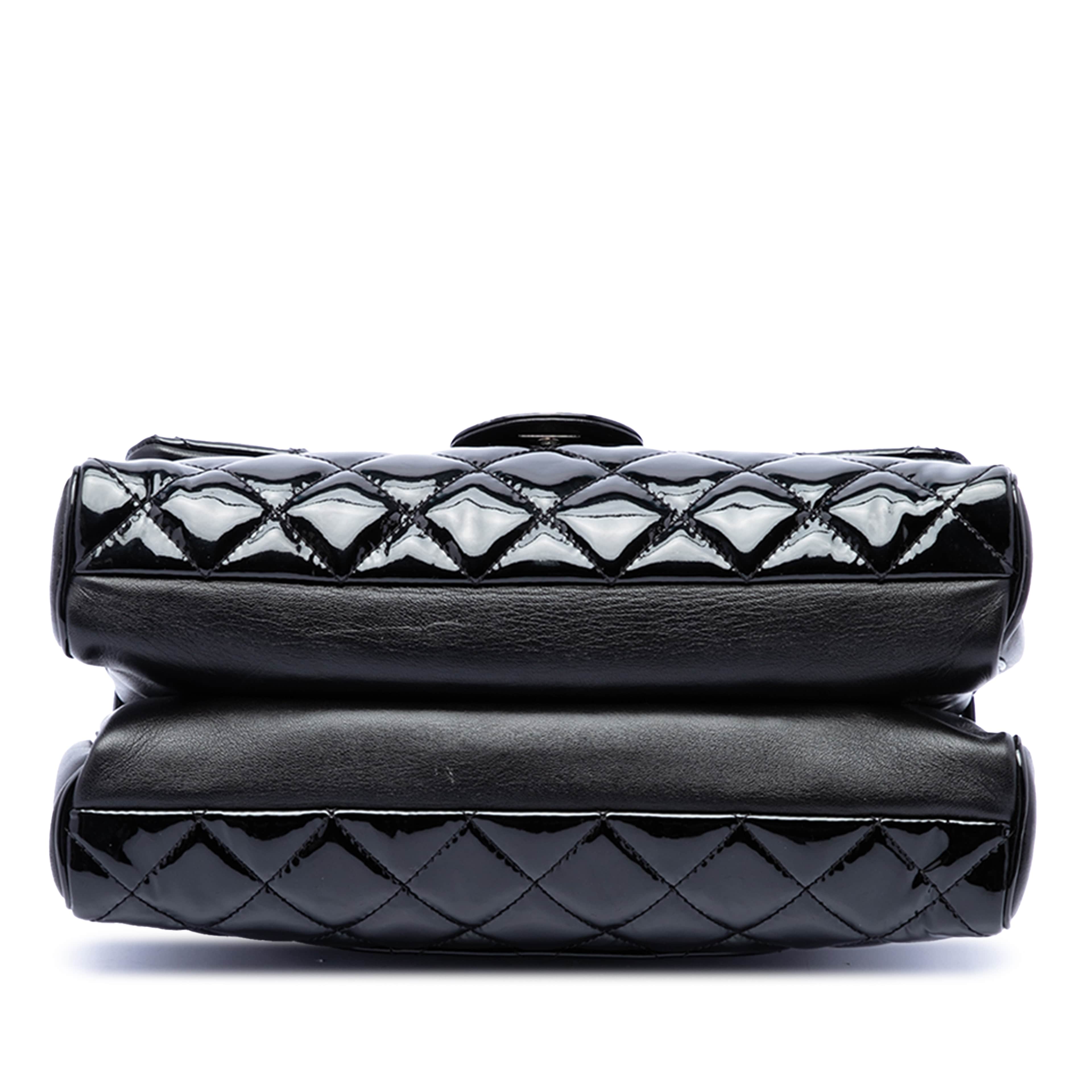 Chanel Large Cc Quilted Patent Double Compartment Flap, från Luxclusif, i färgen svart. Klicka för att öppna bilden i stort format