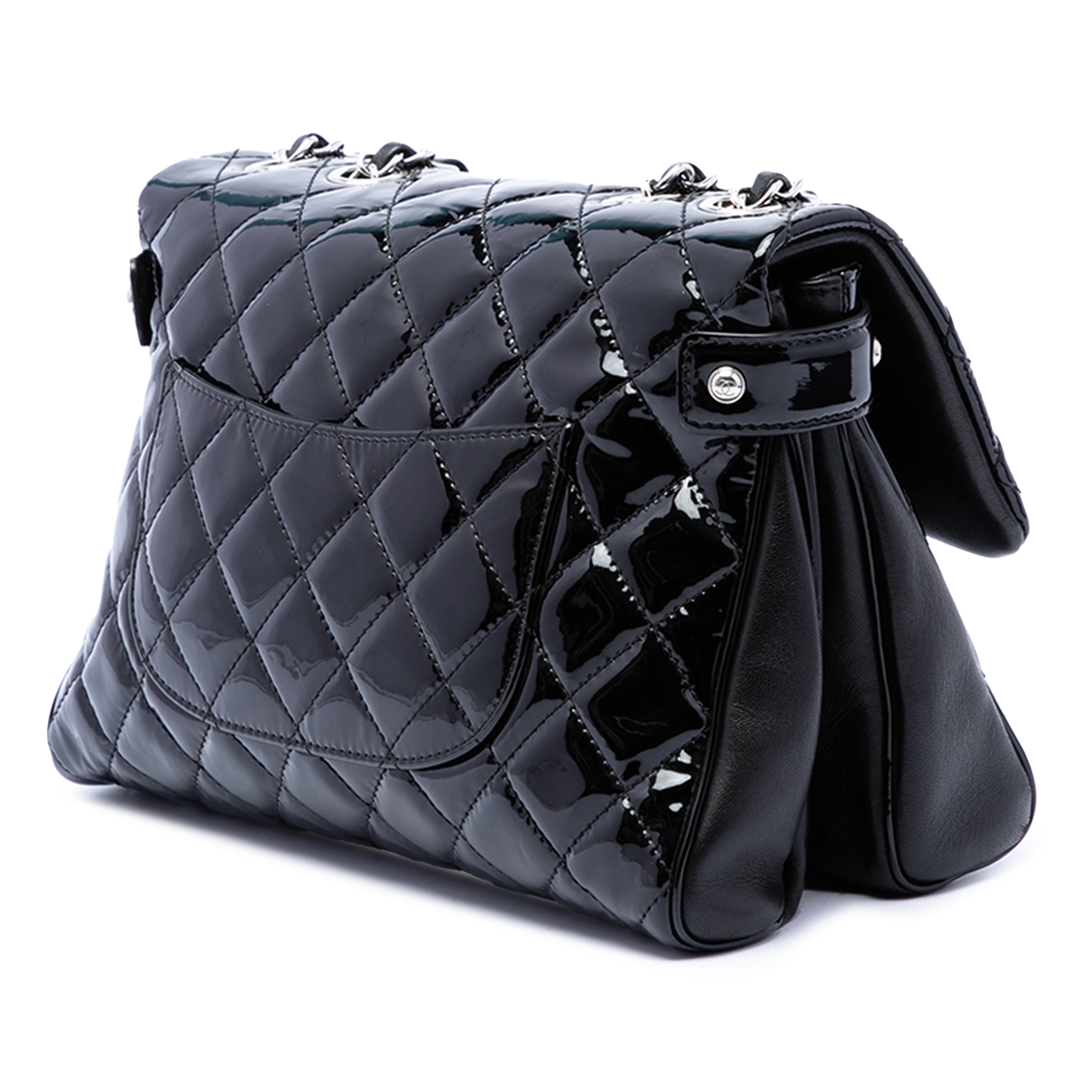 Chanel Large Cc Quilted Patent Double Compartment Flap, från Luxclusif, i färgen svart. Klicka för att öppna bilden i stort format