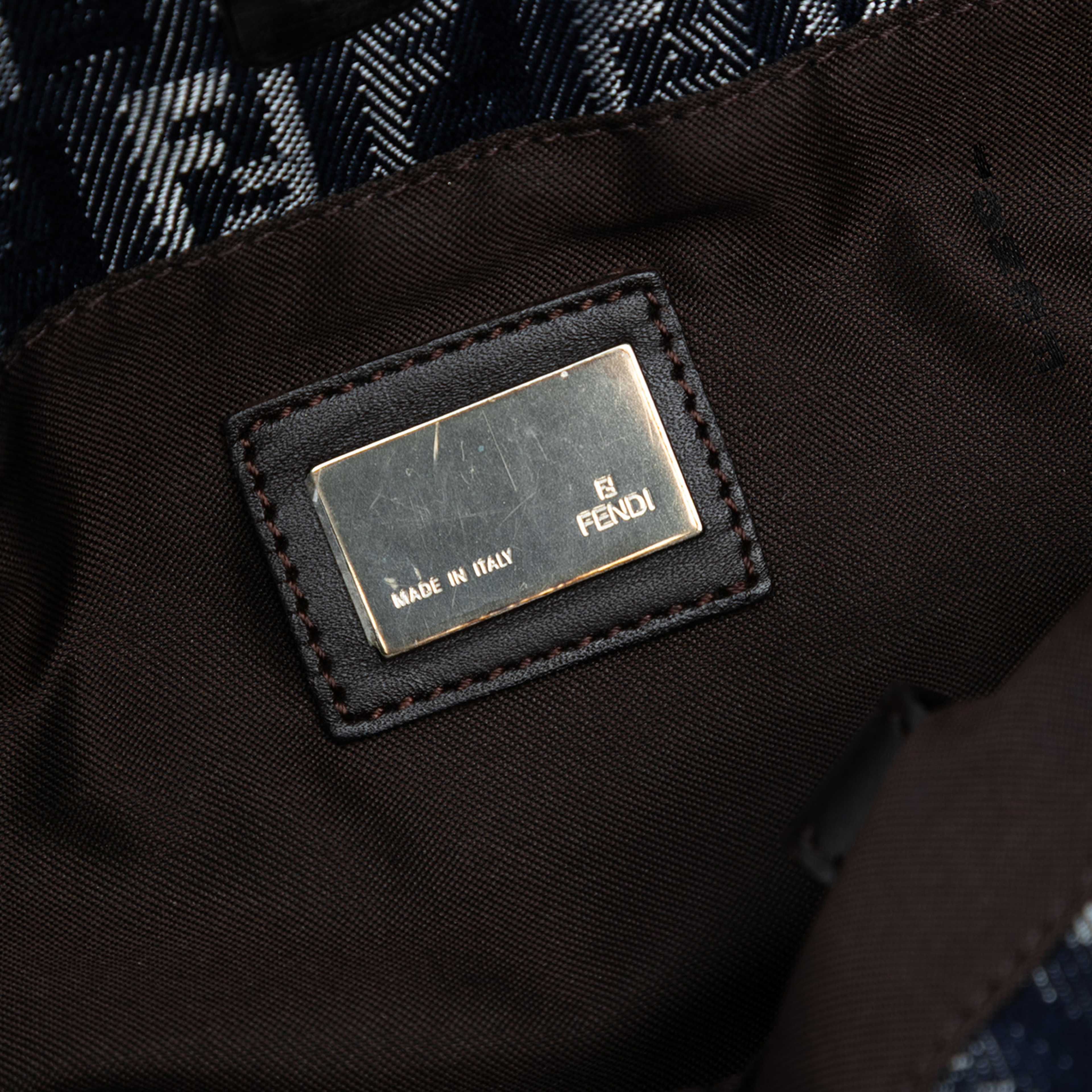 Fendi Zucchino Denim Tote, från Luxclusif, i färgen denim. Klicka för att öppna bilden i stort format