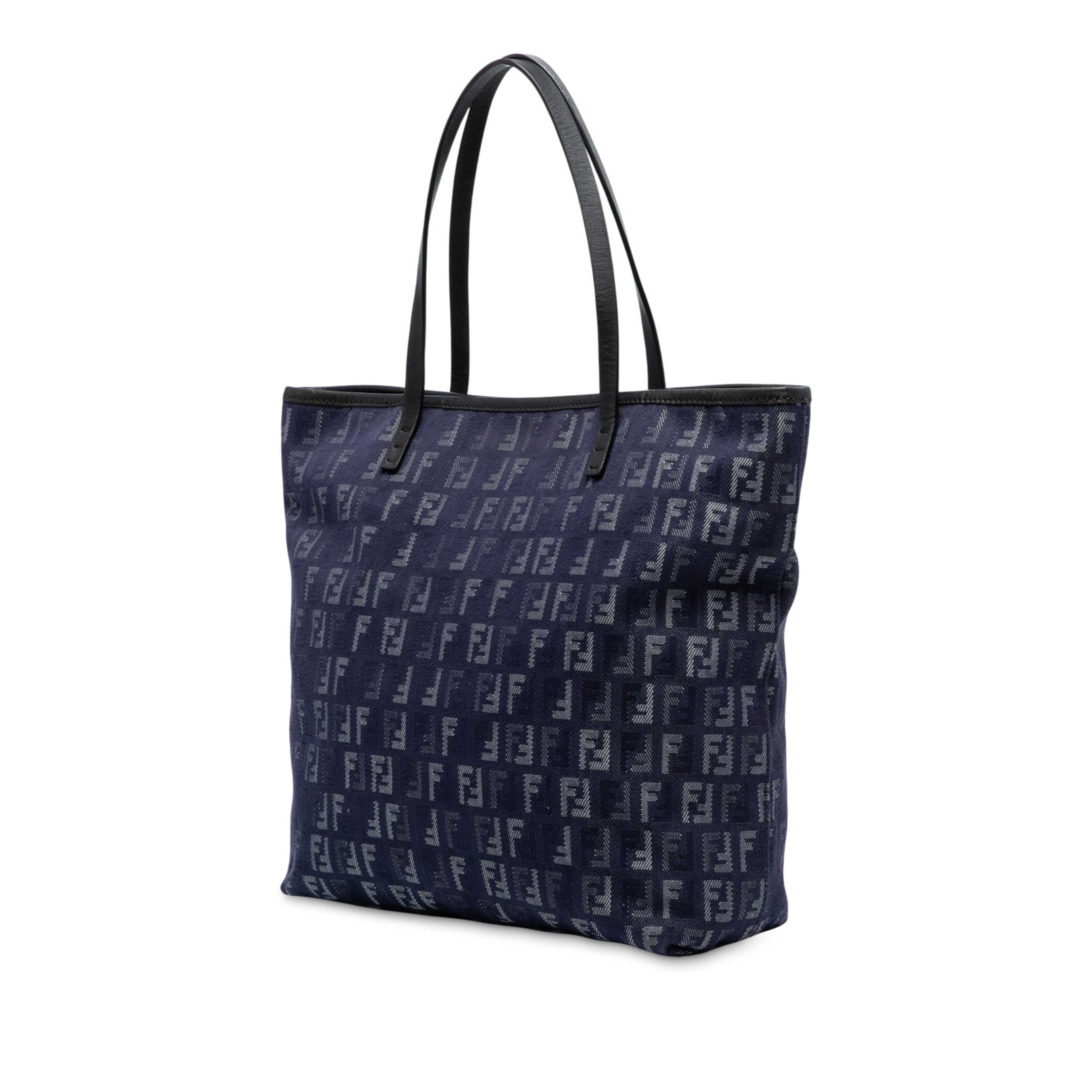 Fendi Zucchino Denim Tote, från Luxclusif, i färgen denim. Klicka för att öppna bilden i stort format