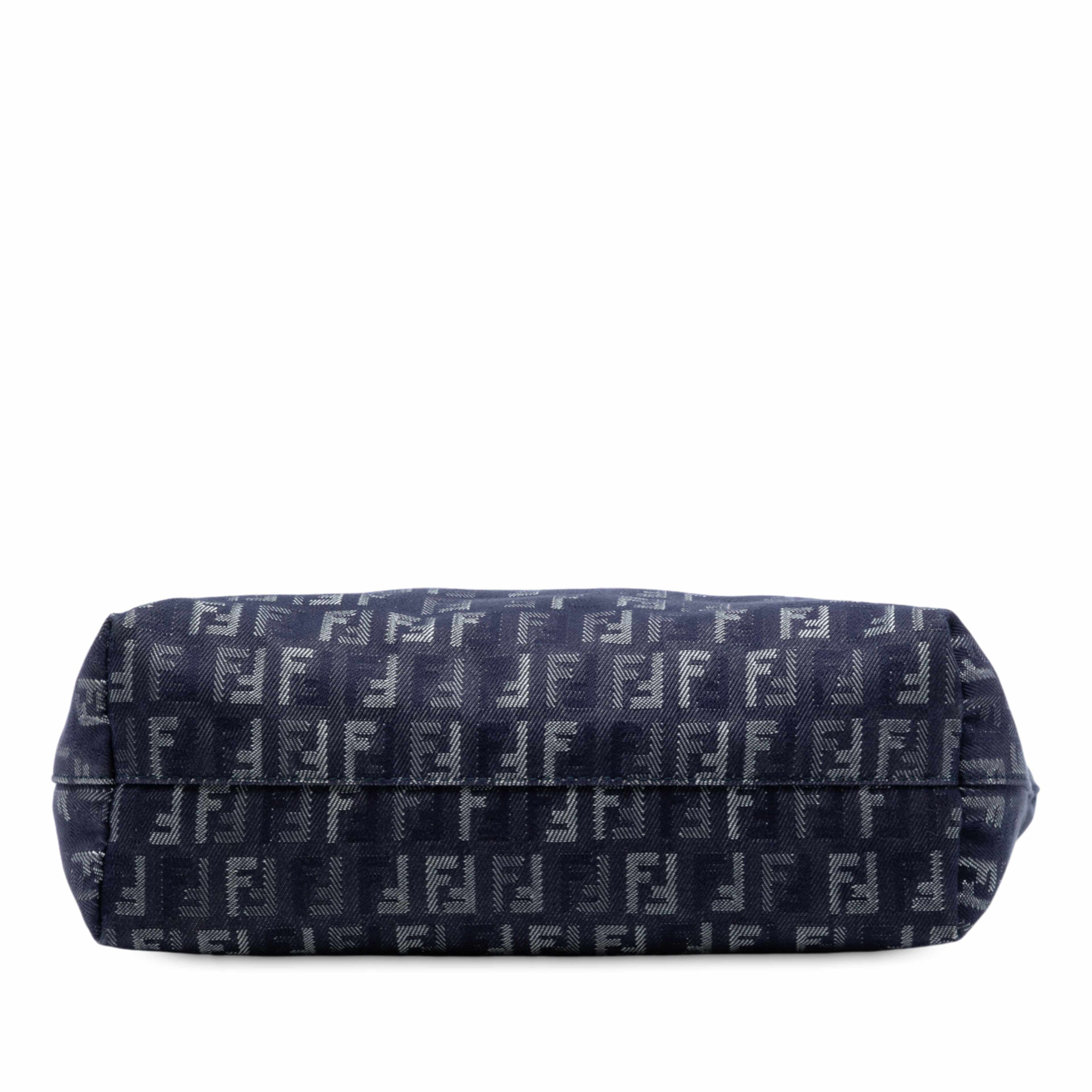 Fendi Zucchino Denim Tote, från Luxclusif, i färgen denim. Klicka för att öppna bilden i stort format