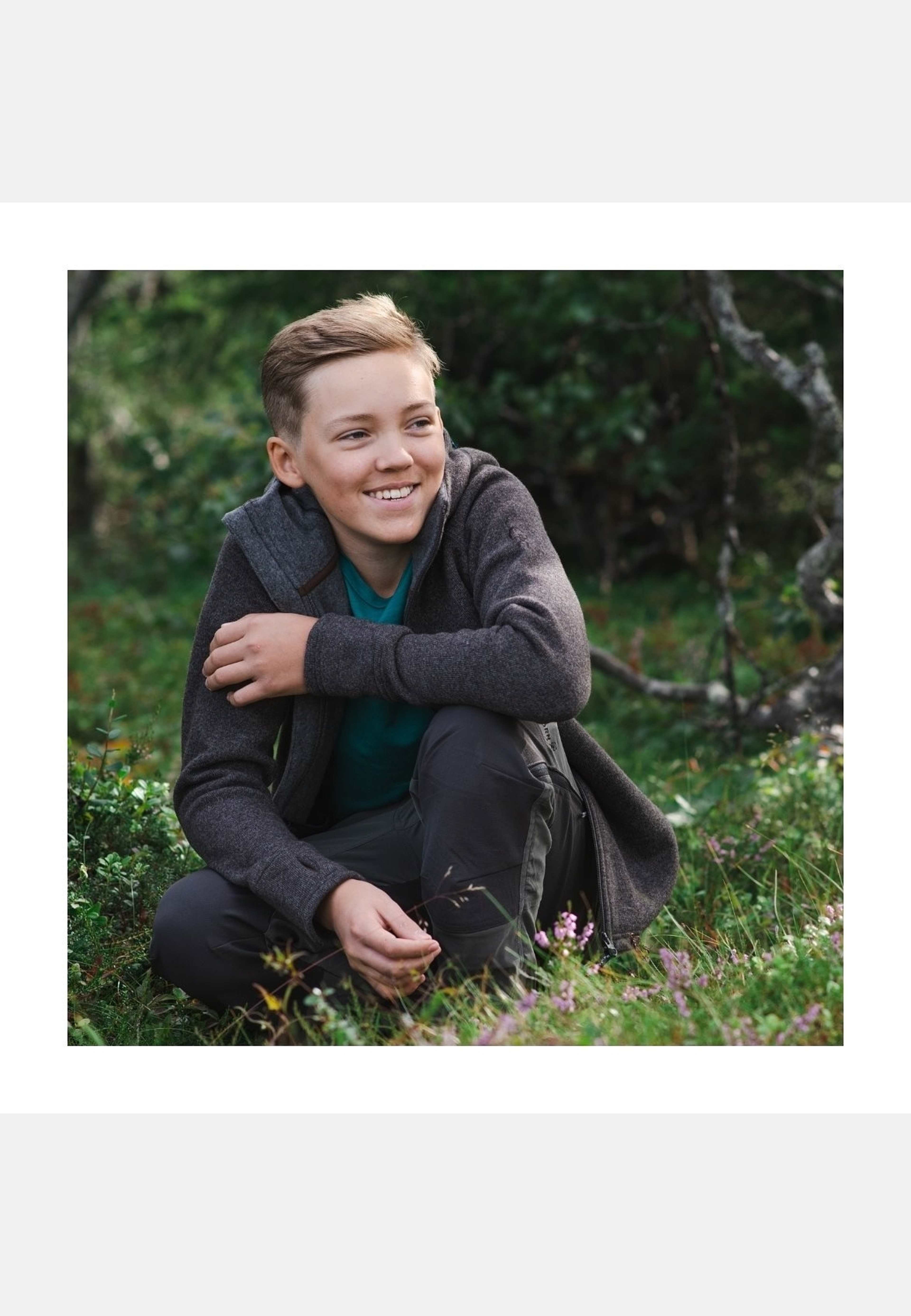 Shaun Hoodie Teens, från ISBJÖRN of Sweden, i färgen espresso. Klicka för att öppna bilden i stort format