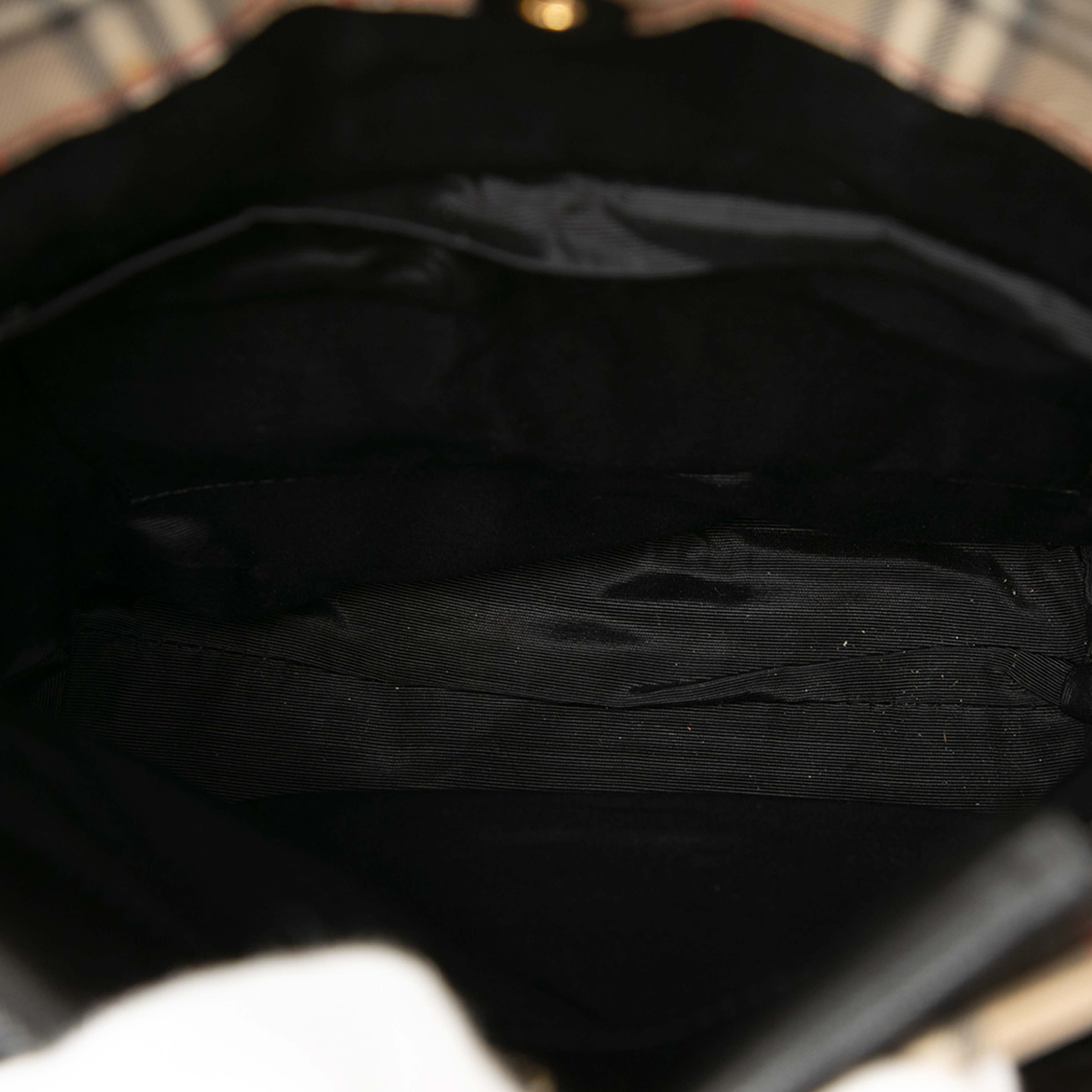 Burberry Haymarket Check Canvas Tote, från Luxclusif, i färgen beige. Klicka för att öppna bilden i stort format