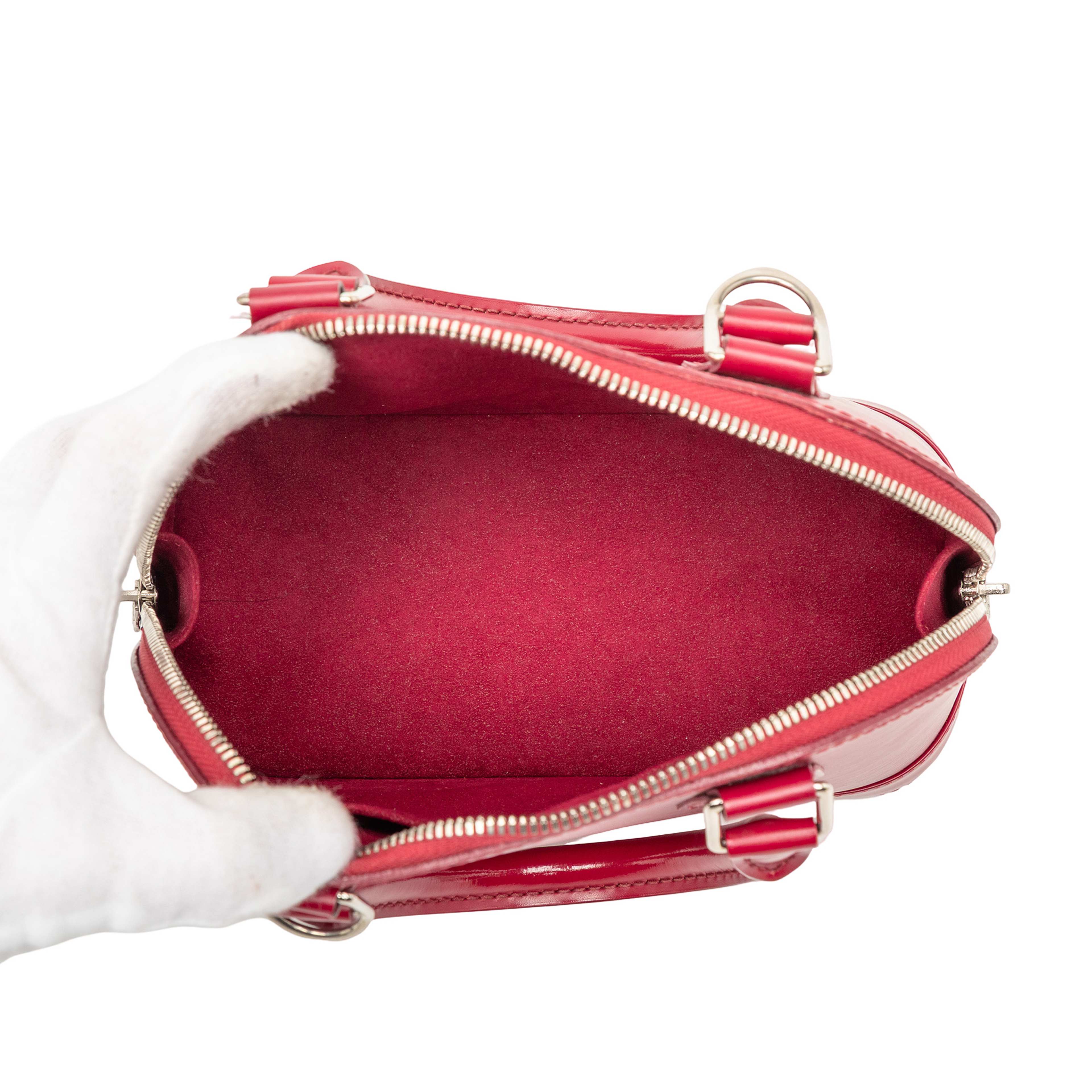 Louis Vuitton Epi Alma Bb, från Luxclusif, i färgen dark pink. Klicka för att öppna bilden i stort format