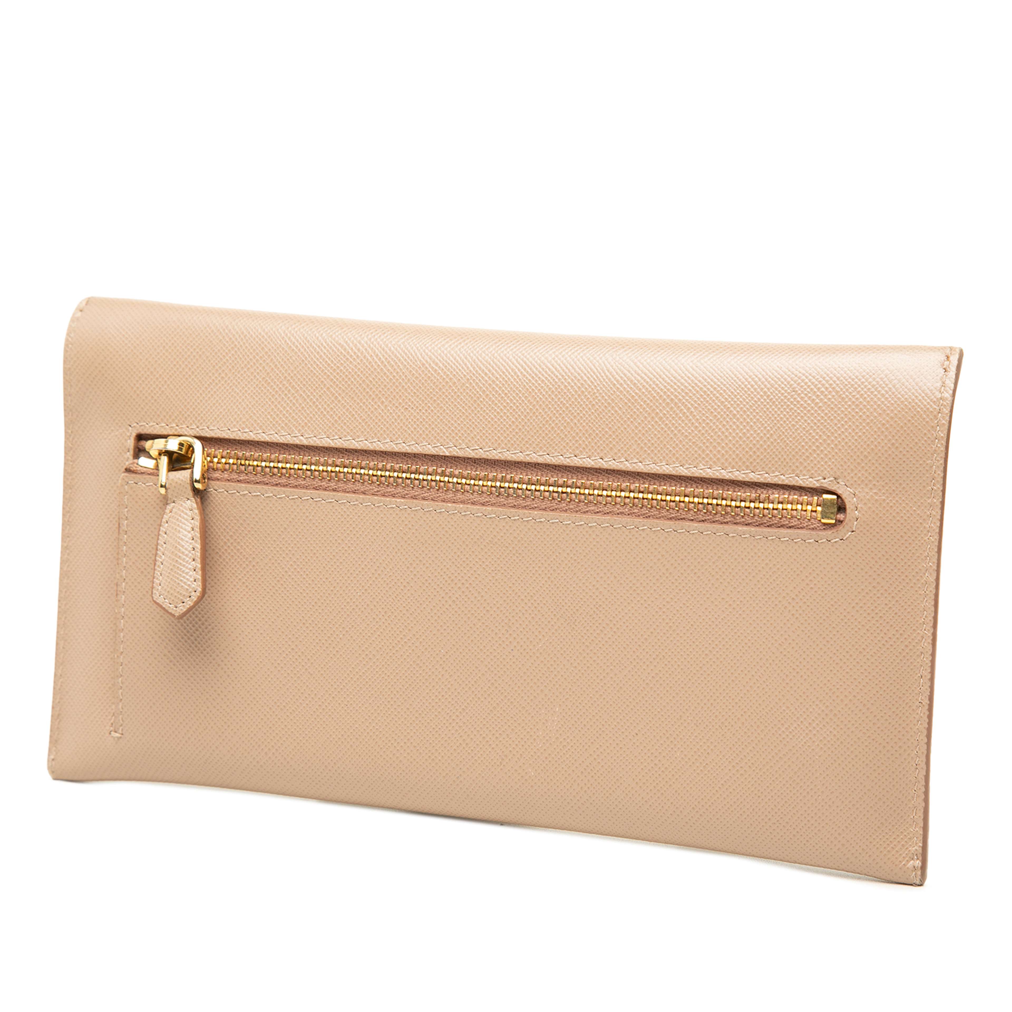 Prada Saffiano Envelope Wallet, från Luxclusif, i färgen beige. Klicka för att öppna bilden i stort format