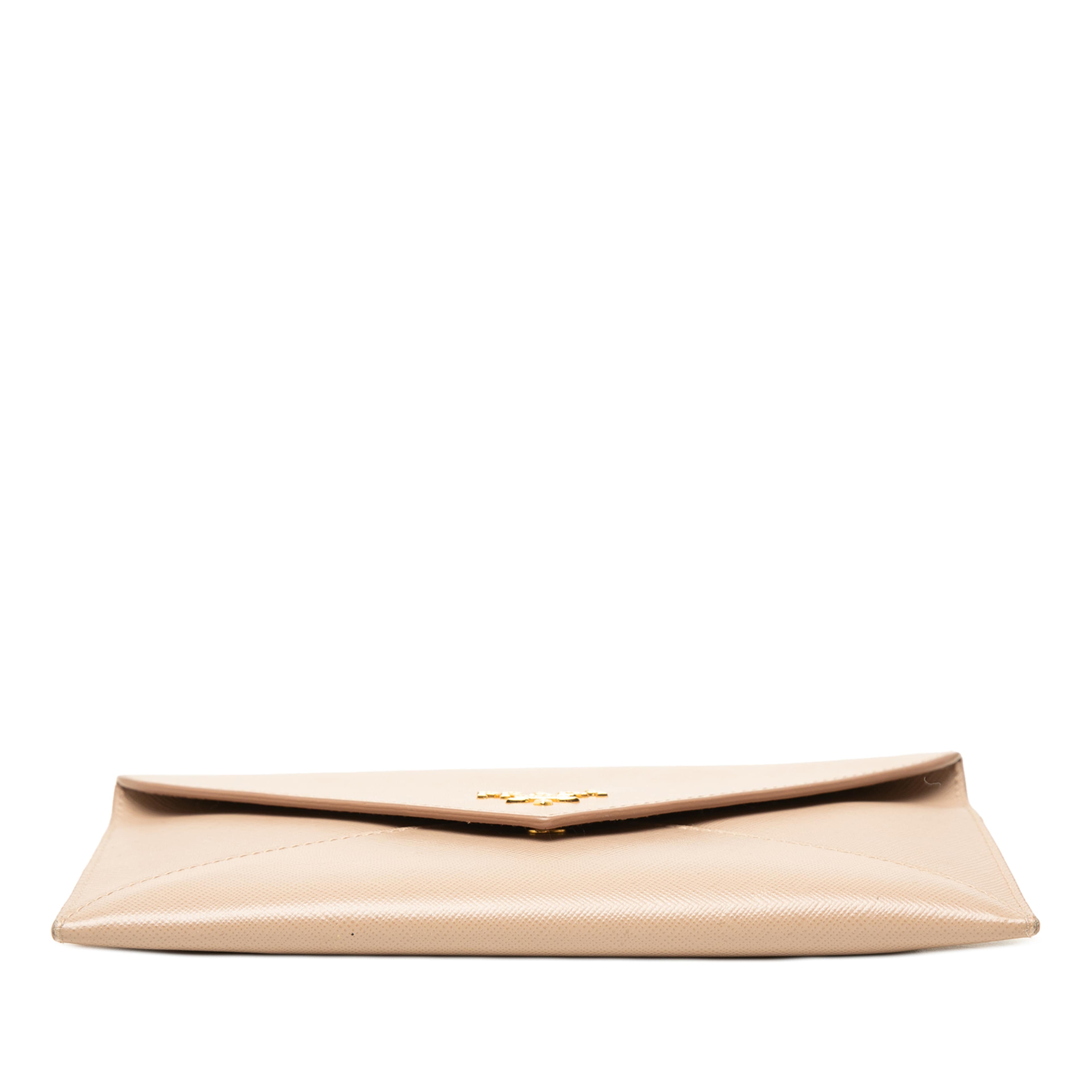 Prada Saffiano Envelope Wallet, från Luxclusif, i färgen beige. Klicka för att öppna bilden i stort format