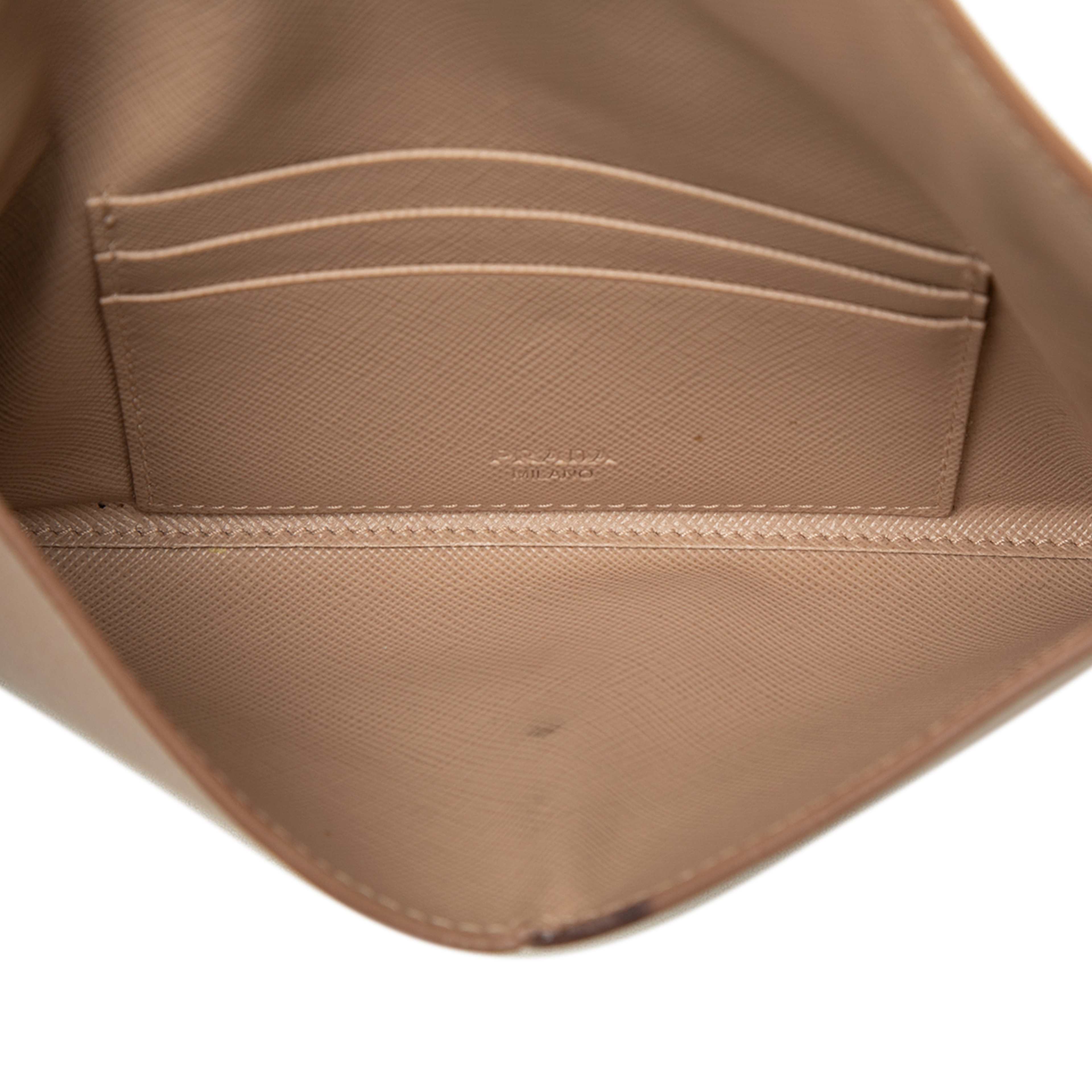Prada Saffiano Envelope Wallet, från Luxclusif, i färgen beige. Klicka för att öppna bilden i stort format