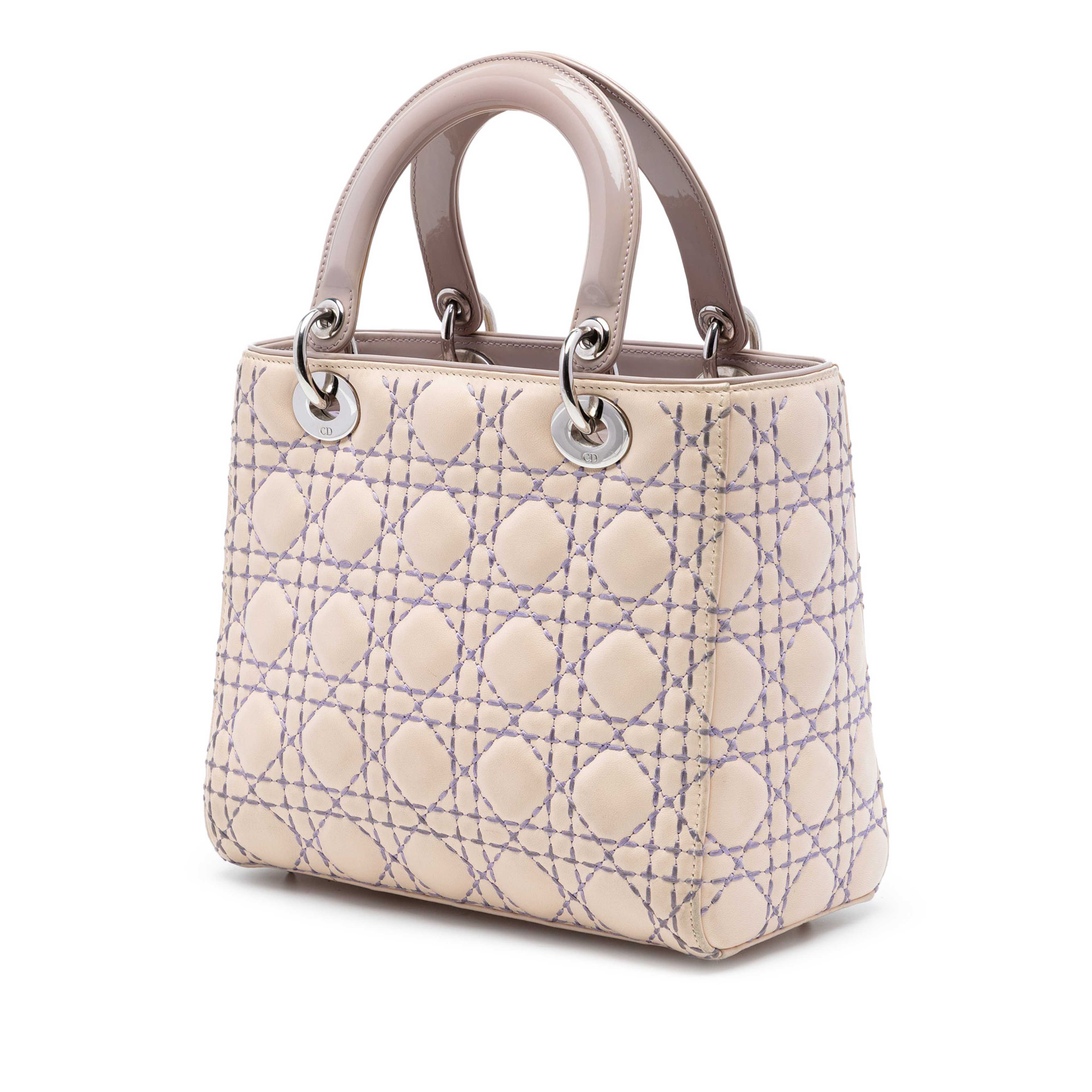 Dior Medium Lambskin Cannage Stitched Lady Dior, från Luxclusif, i färgen beige. Klicka för att öppna bilden i stort format