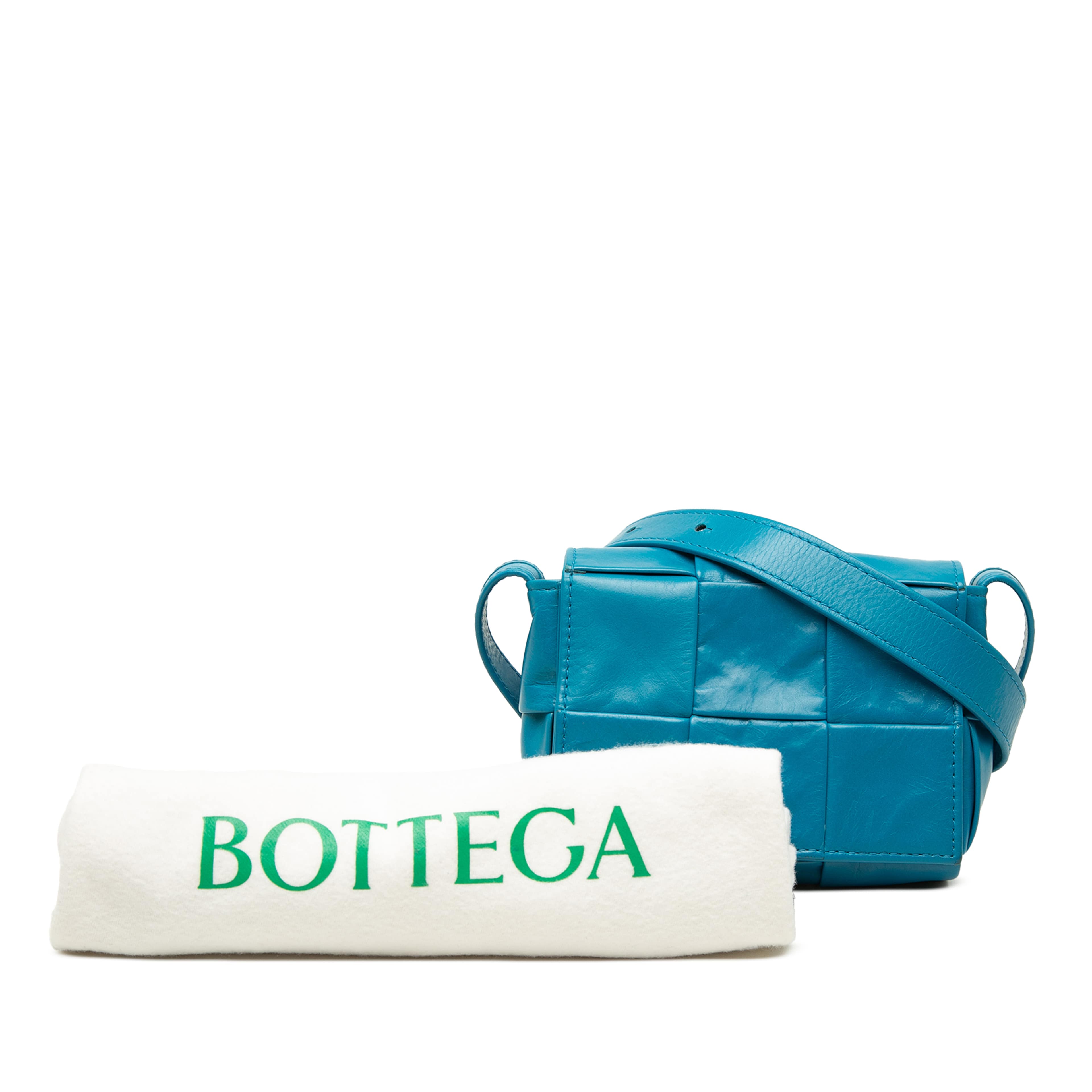 Bottega Veneta Candy Paper Calfskin Intrecciato Cassette Crossbody, från Luxclusif, i färgen blå. Klicka för att öppna bilden i stort format