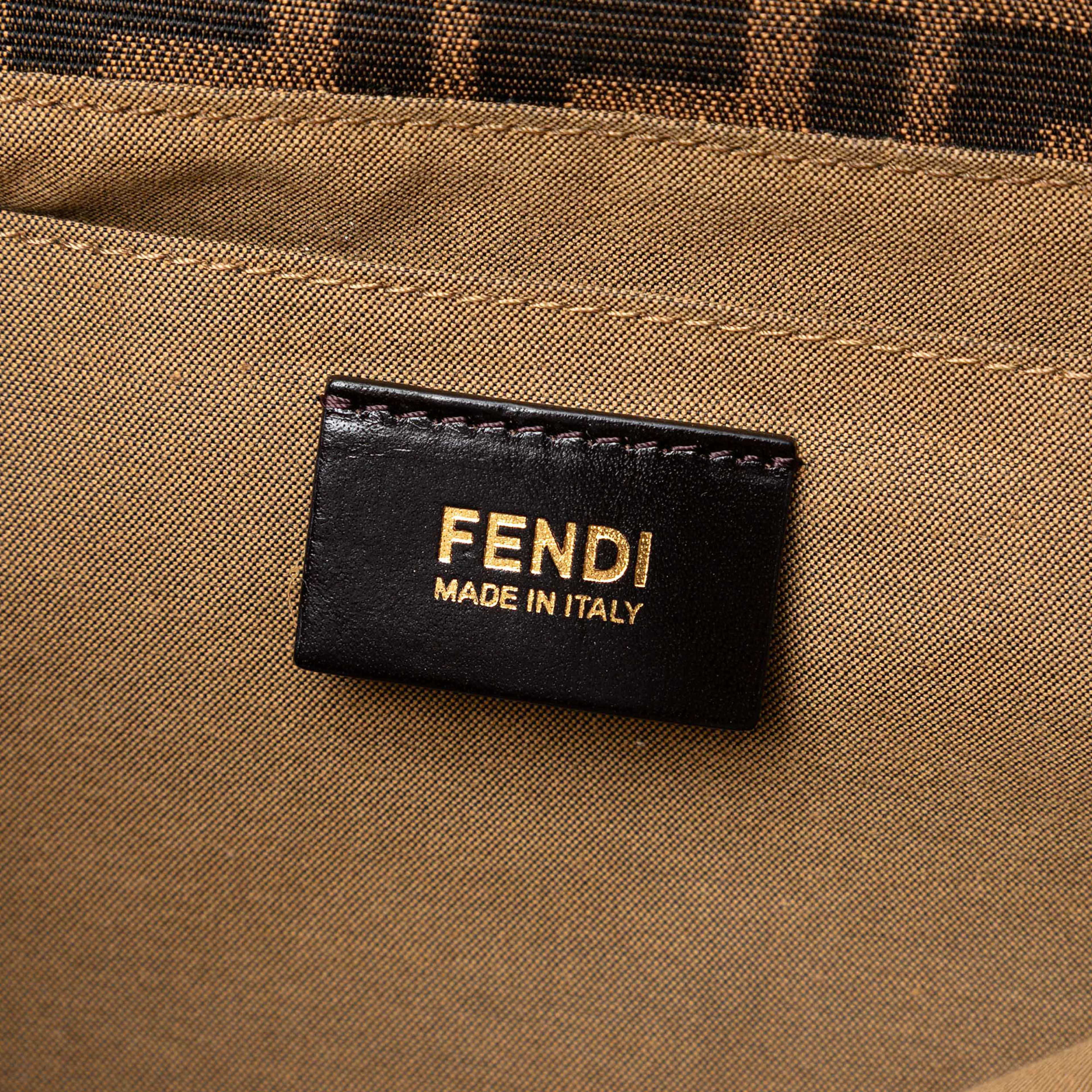 Fendi Zucca Canvas Chef Tote, från Luxclusif, i färgen brown. Klicka för att öppna bilden i stort format