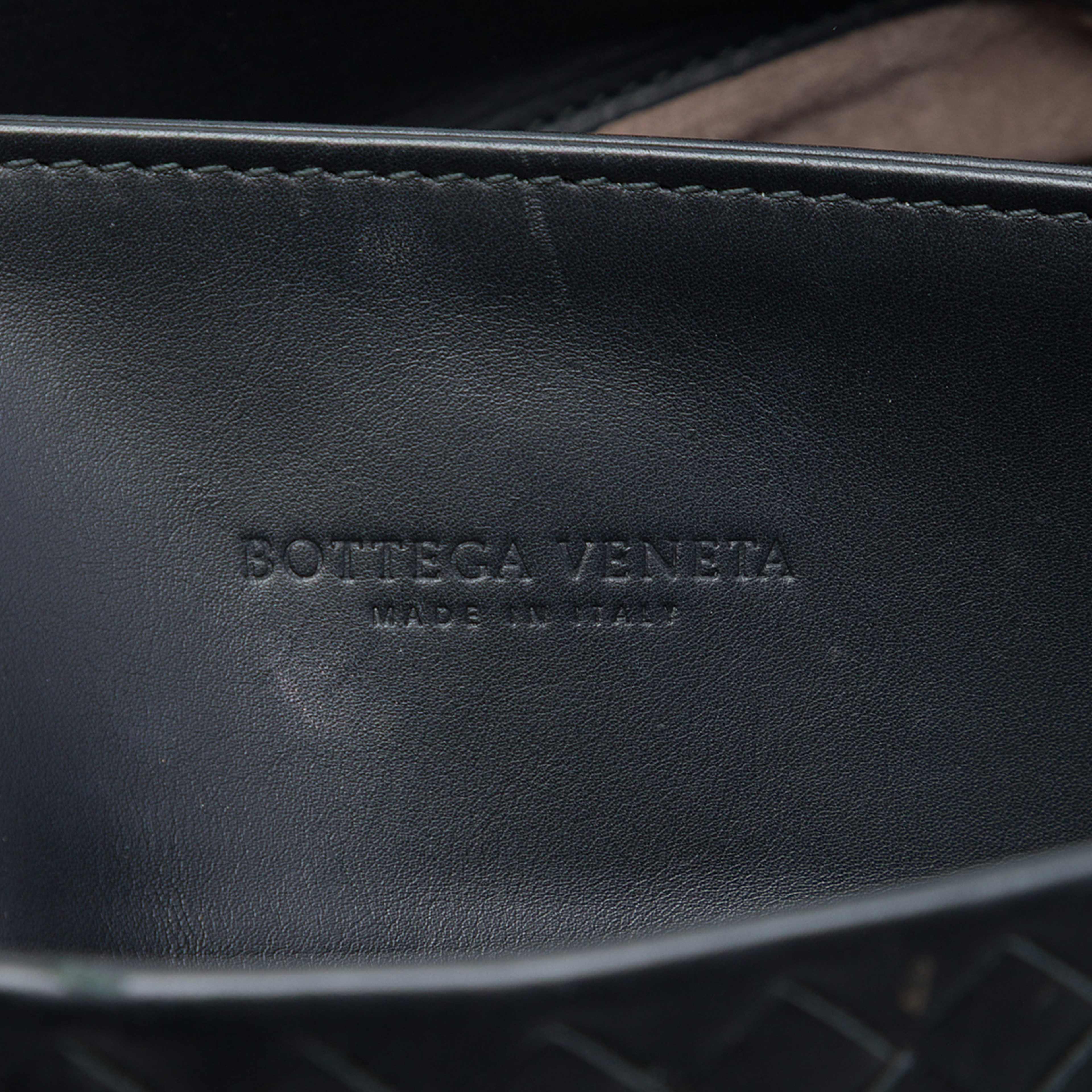 Bottega Veneta Medium Nappa Intrecciato Roma Tote, från Luxclusif, i färgen svart. Klicka för att öppna bilden i stort format