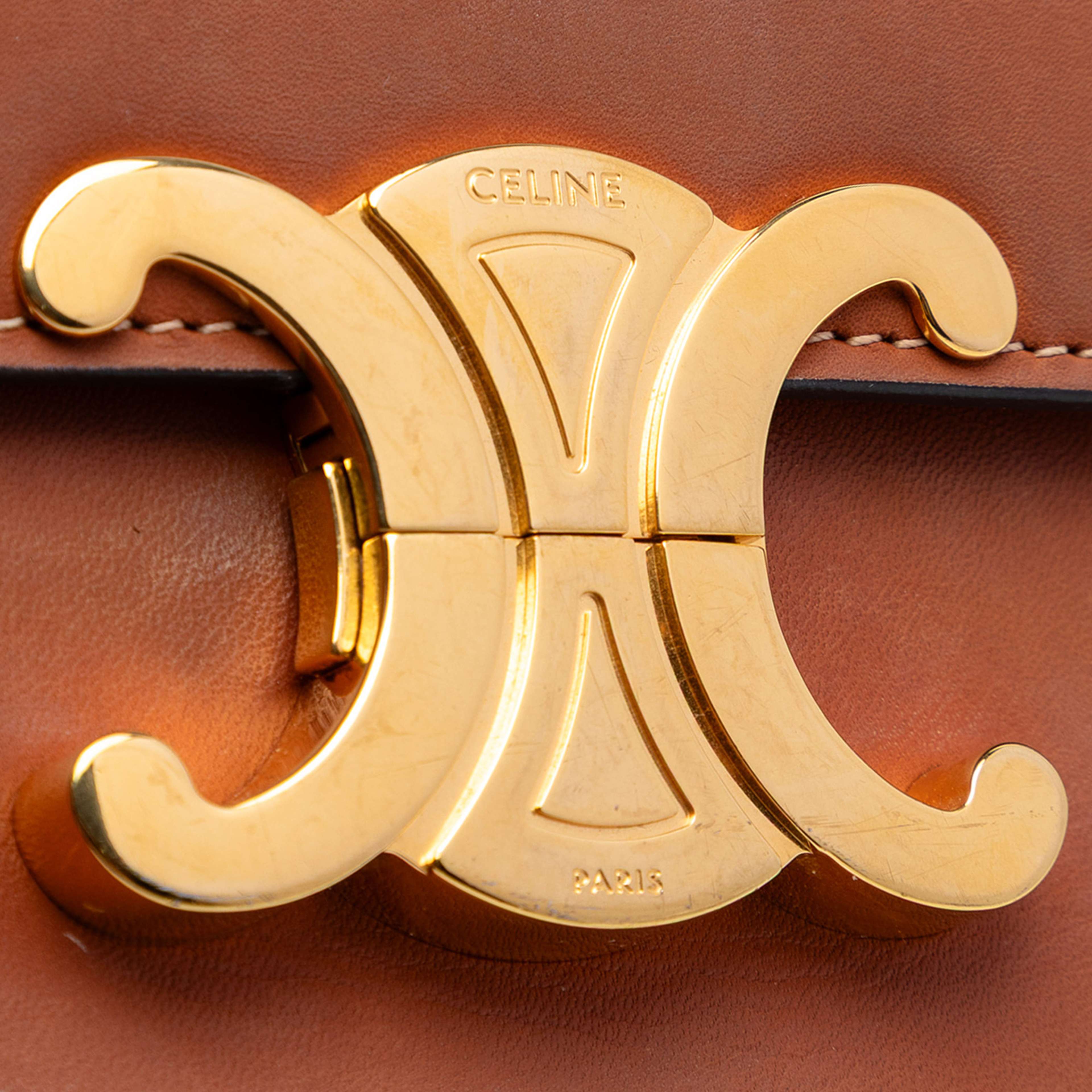 Celine Shiny Calfskin Claude Shoulder Bag, från Luxclusif, i färgen brown. Klicka för att öppna bilden i stort format