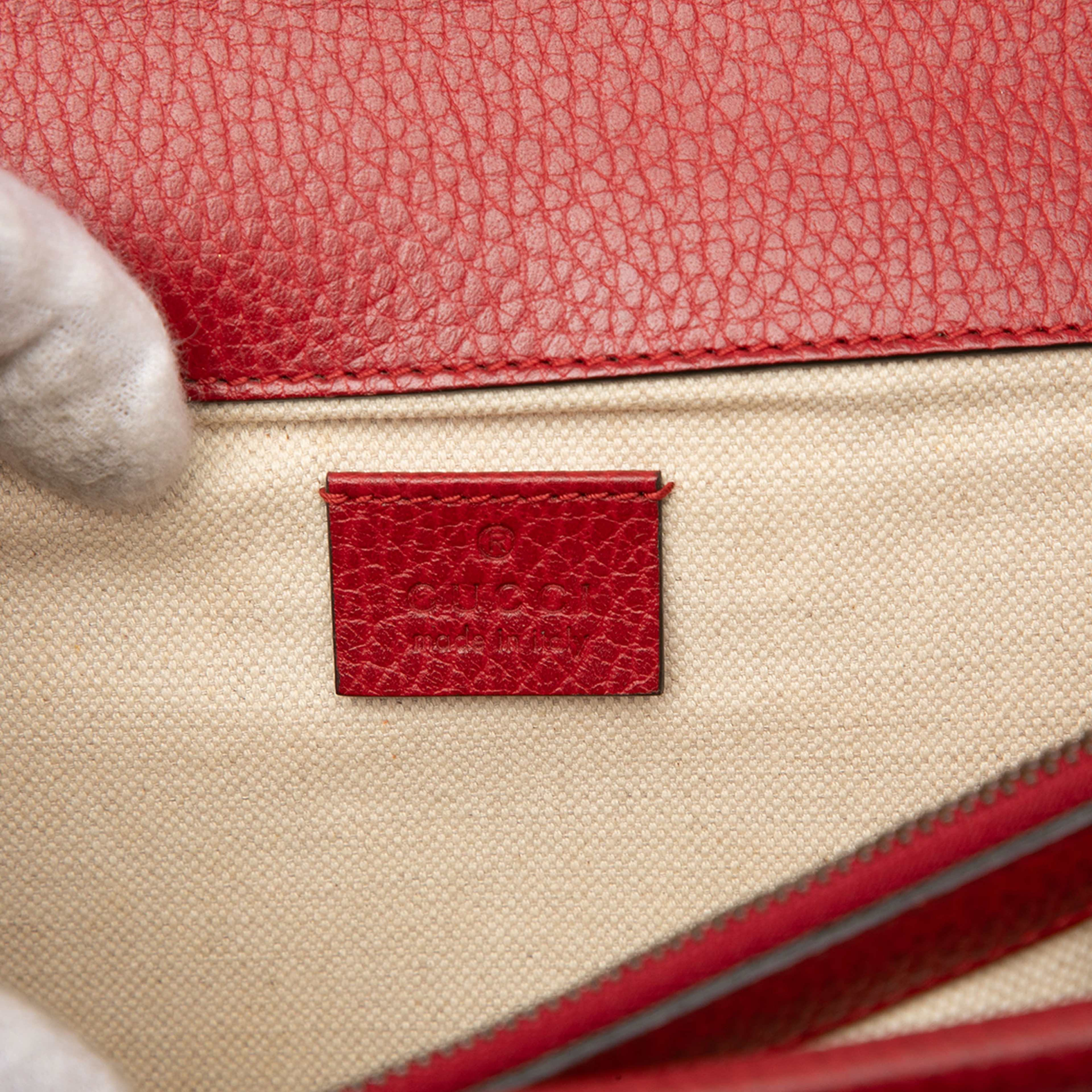 Gucci Medium Leather Dionysus Shoulder Bag, från Luxclusif, i färgen red. Klicka för att öppna bilden i stort format
