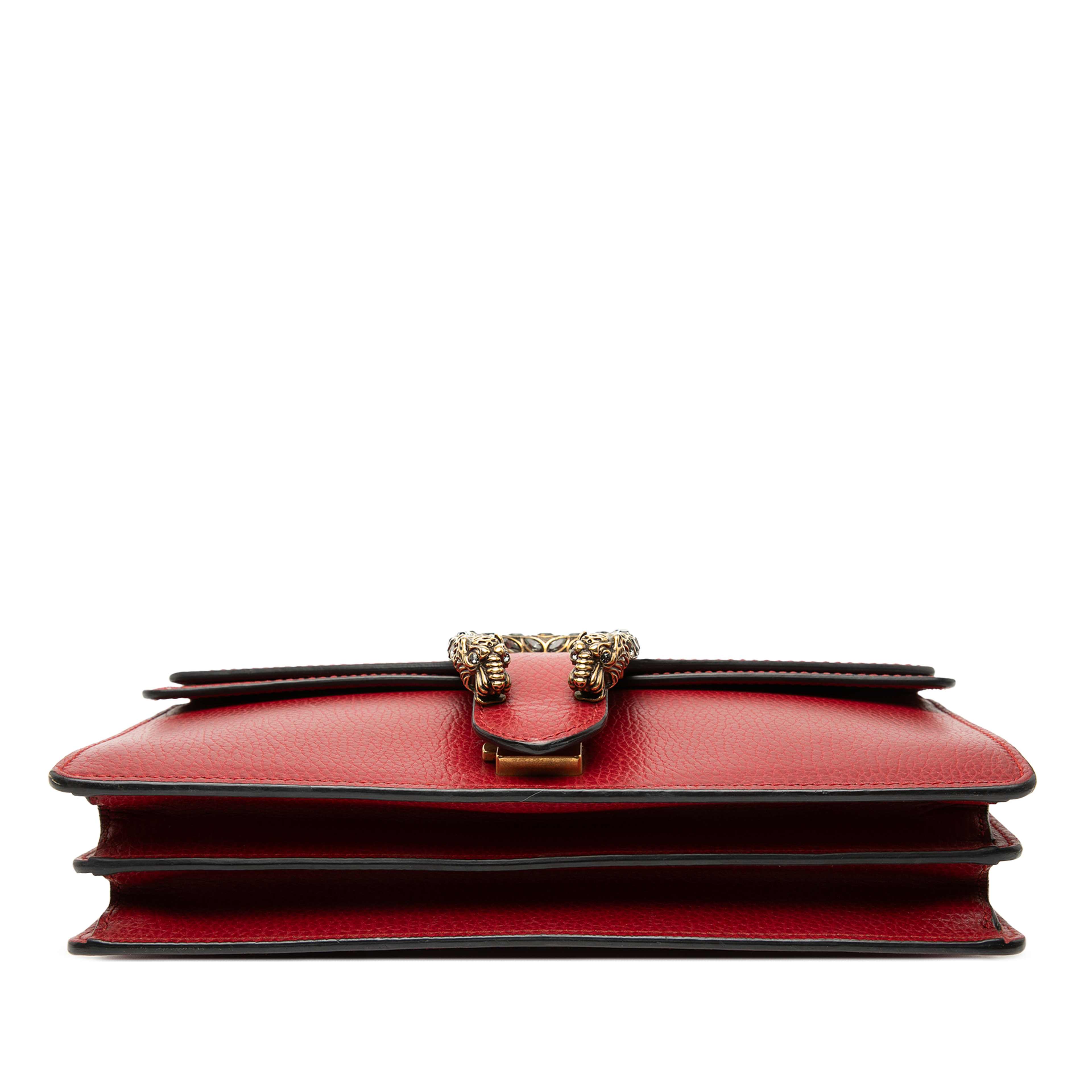 Gucci Medium Leather Dionysus Shoulder Bag, från Luxclusif, i färgen red. Klicka för att öppna bilden i stort format