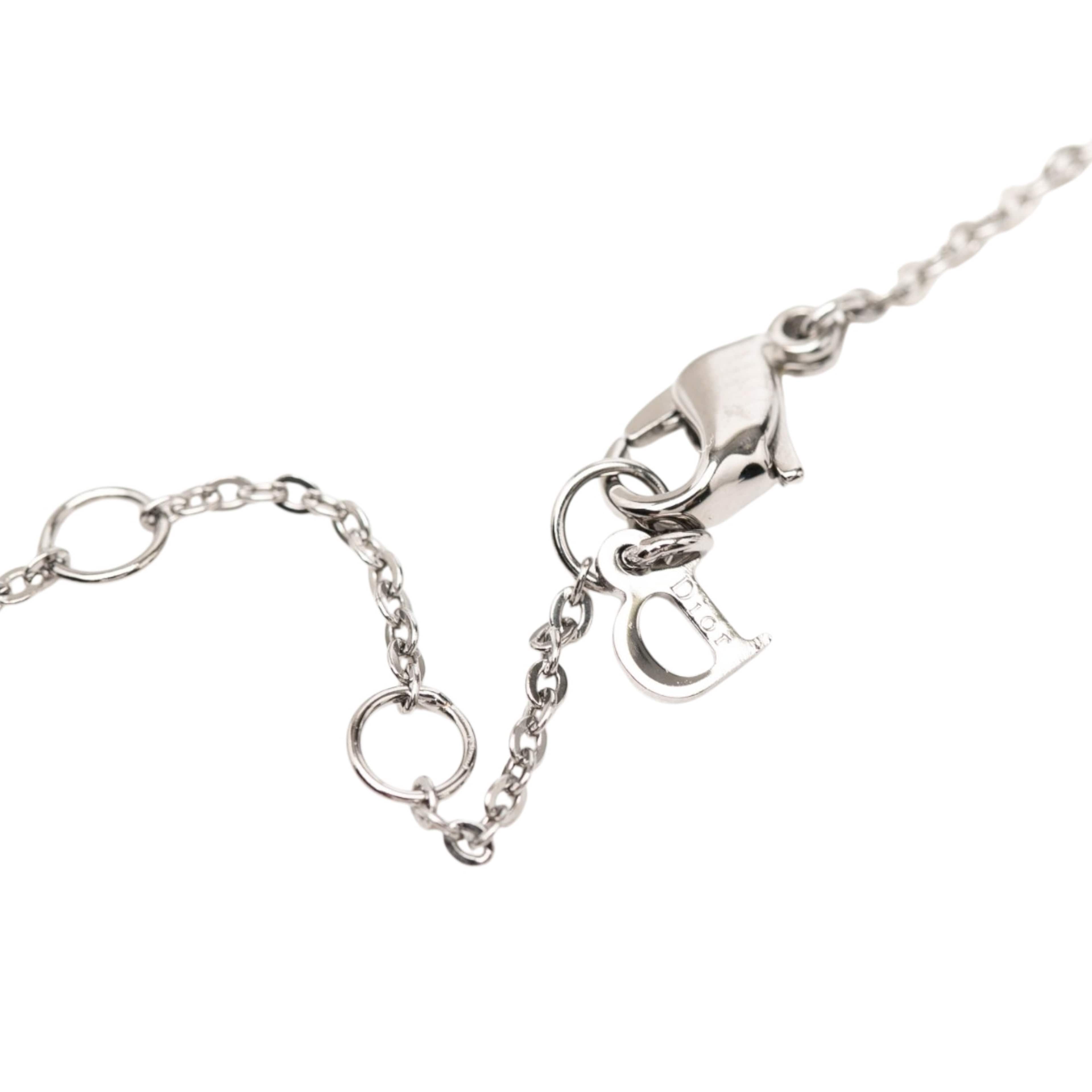 Dior Brass Heart Logo Pendant Necklace, från Luxclusif, i färgen silver. Klicka för att öppna bilden i stort format