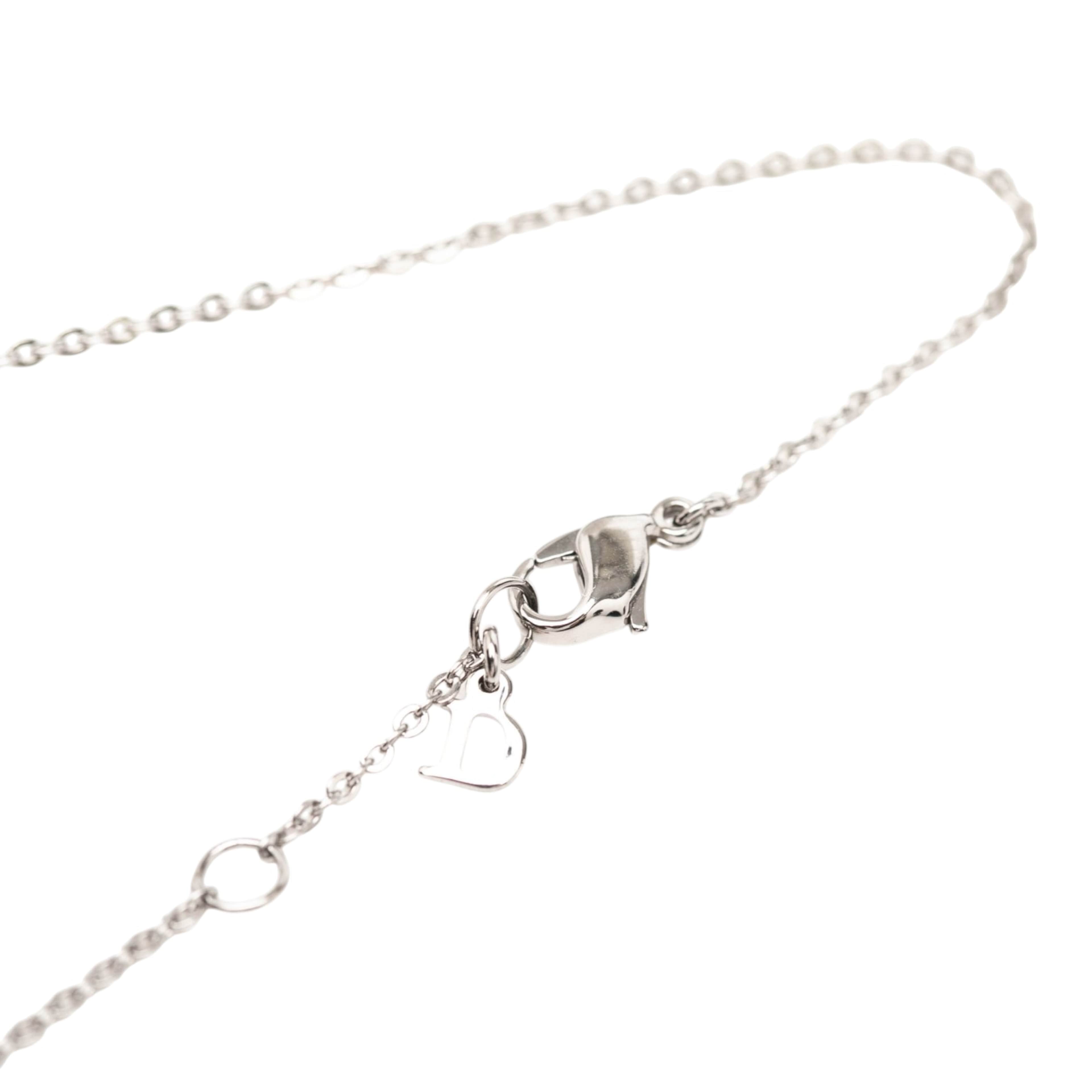 Dior Brass Heart Logo Pendant Necklace, från Luxclusif, i färgen silver. Klicka för att öppna bilden i stort format