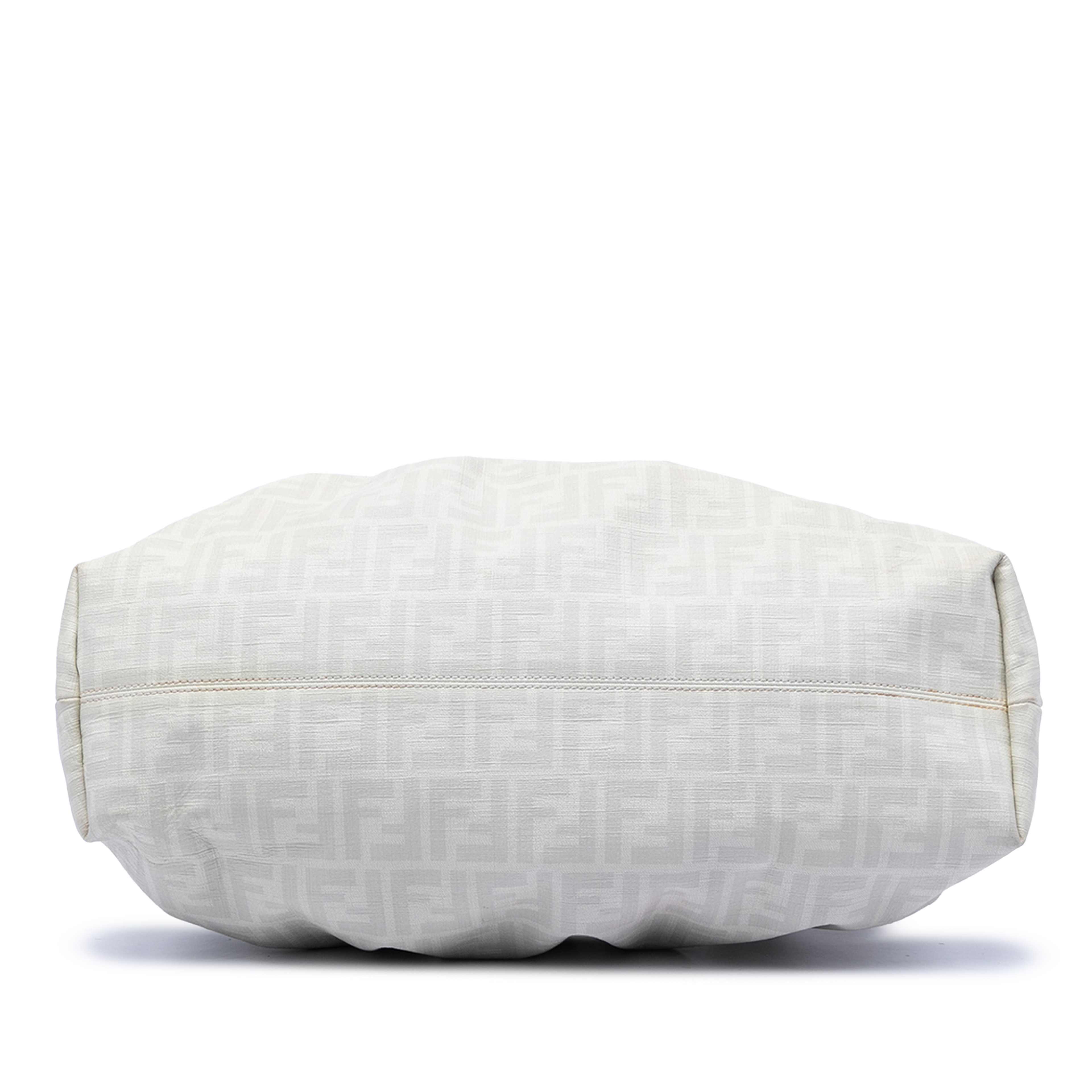 Fendi Large Zucca Coated Canvas Chef Shoulder Bag, från Luxclusif, i färgen vit. Klicka för att öppna bilden i stort format