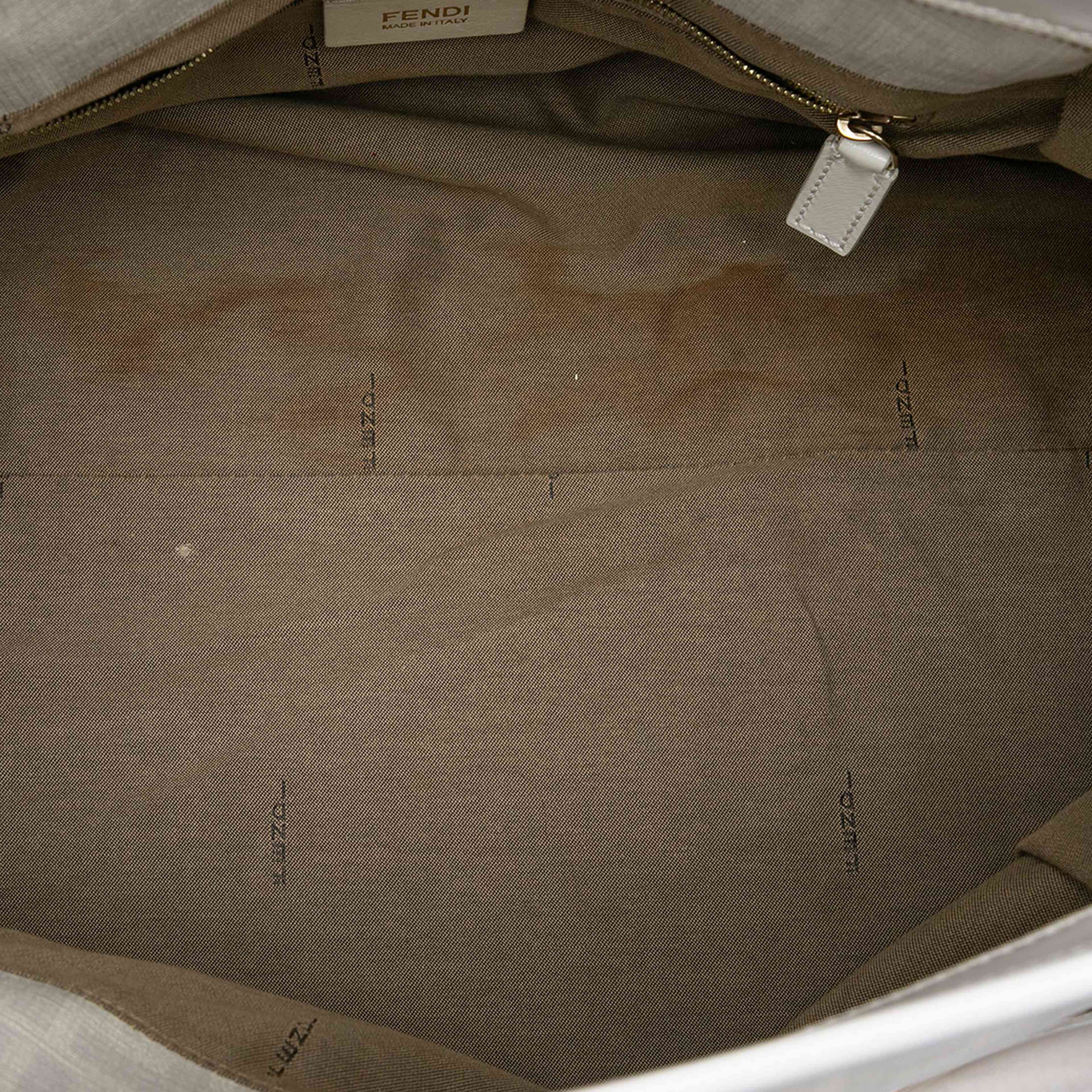 Fendi Large Zucca Coated Canvas Chef Shoulder Bag, från Luxclusif, i färgen white. Klicka för att öppna bilden i stort format