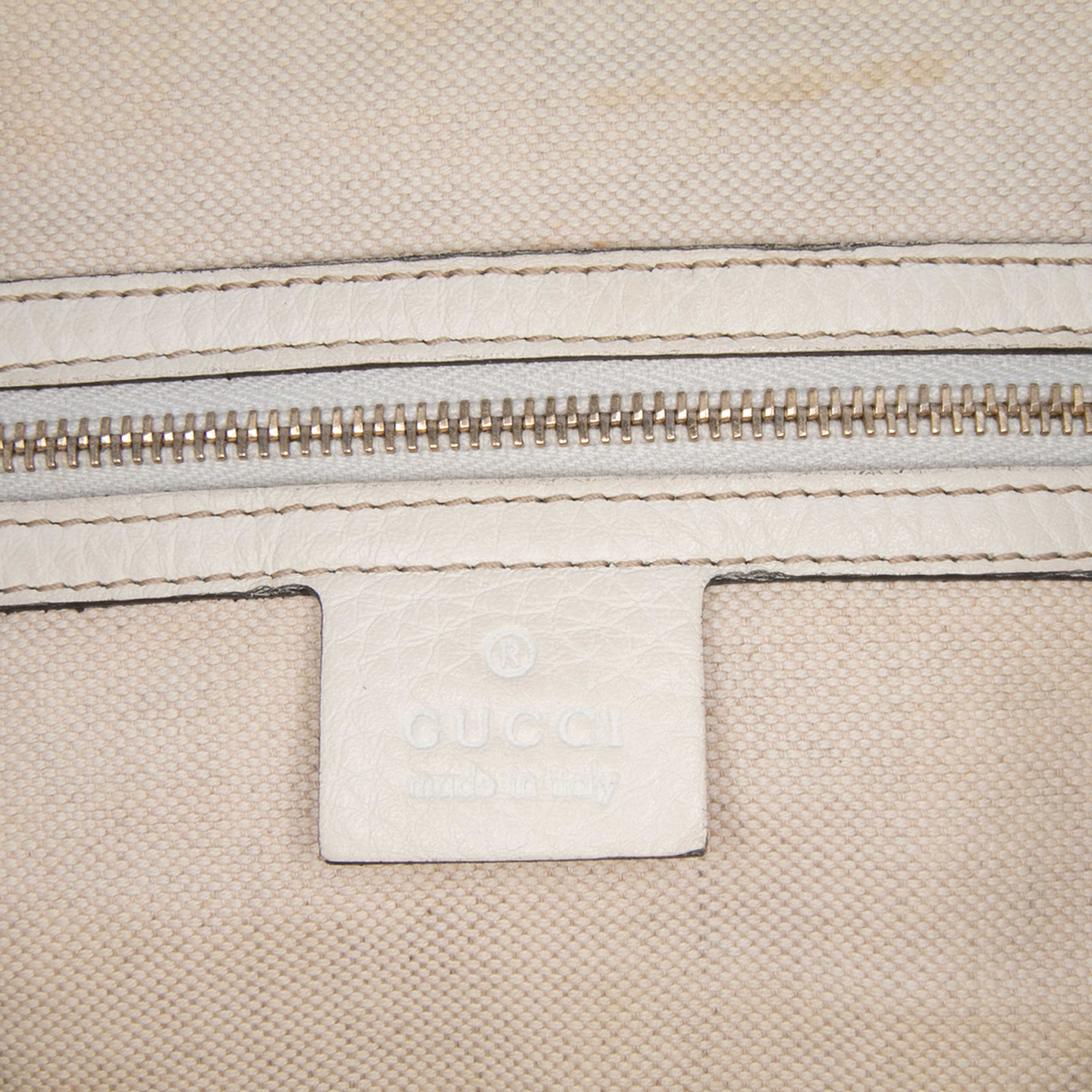 Gucci Medium Calfskin Web Joy Boston Bag, från Luxclusif, i färgen white. Klicka för att öppna bilden i stort format