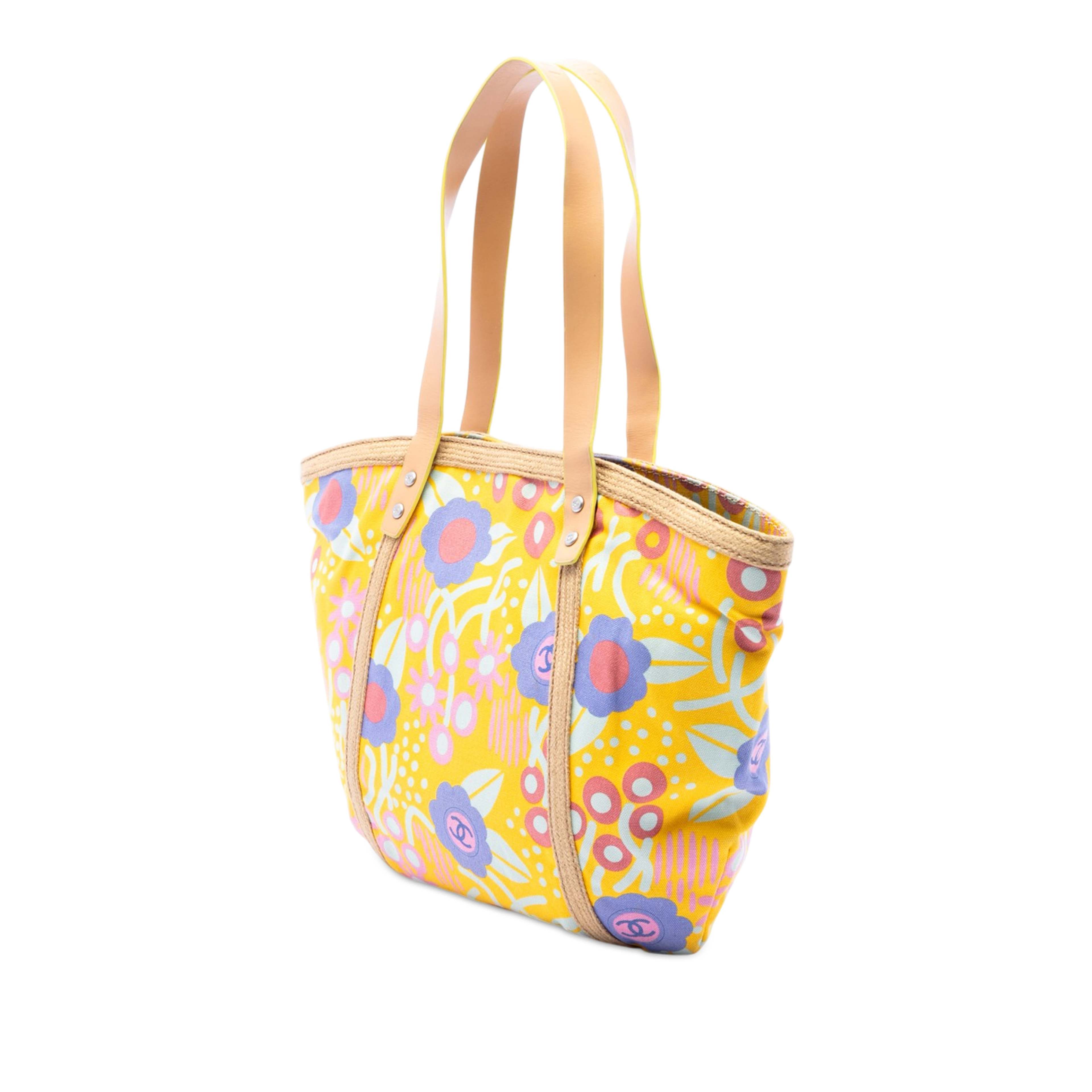 Chanel Cc Canvas High Summer Flower Tote, från Luxclusif, i färgen gul. Klicka för att öppna bilden i stort format