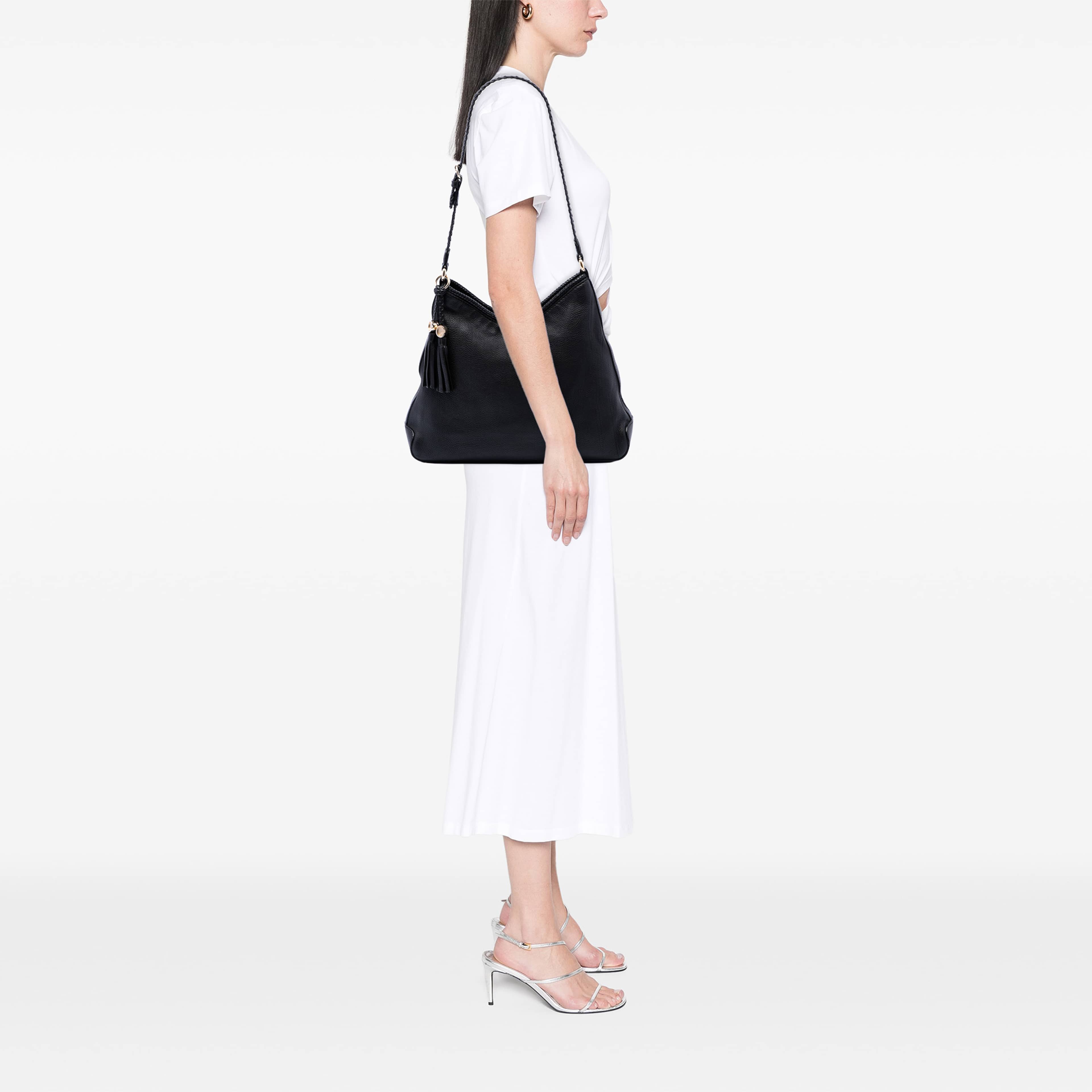 Gucci Calfskin Marrakech Shoulder Bag, från Luxclusif, i färgen svart. Klicka för att öppna bilden i stort format